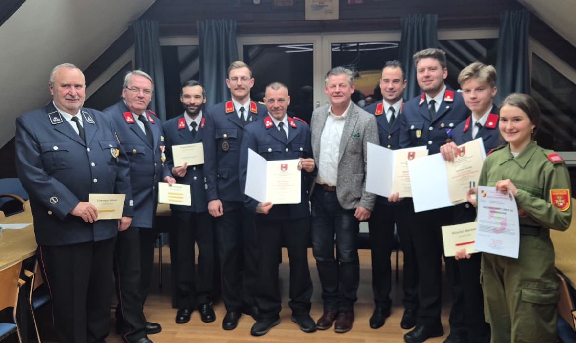 Im Zuge der Jahreshauptversammlung der FF St. Georgen am Sandhof verlieh Feuerwehrreferent Bürgermeister Christian Scheider Ehrungen an Kameraden und eine Kameradin und bedankte sich für den ehrenamtlichen Einsatz. Foto: Abteilung Präsidium