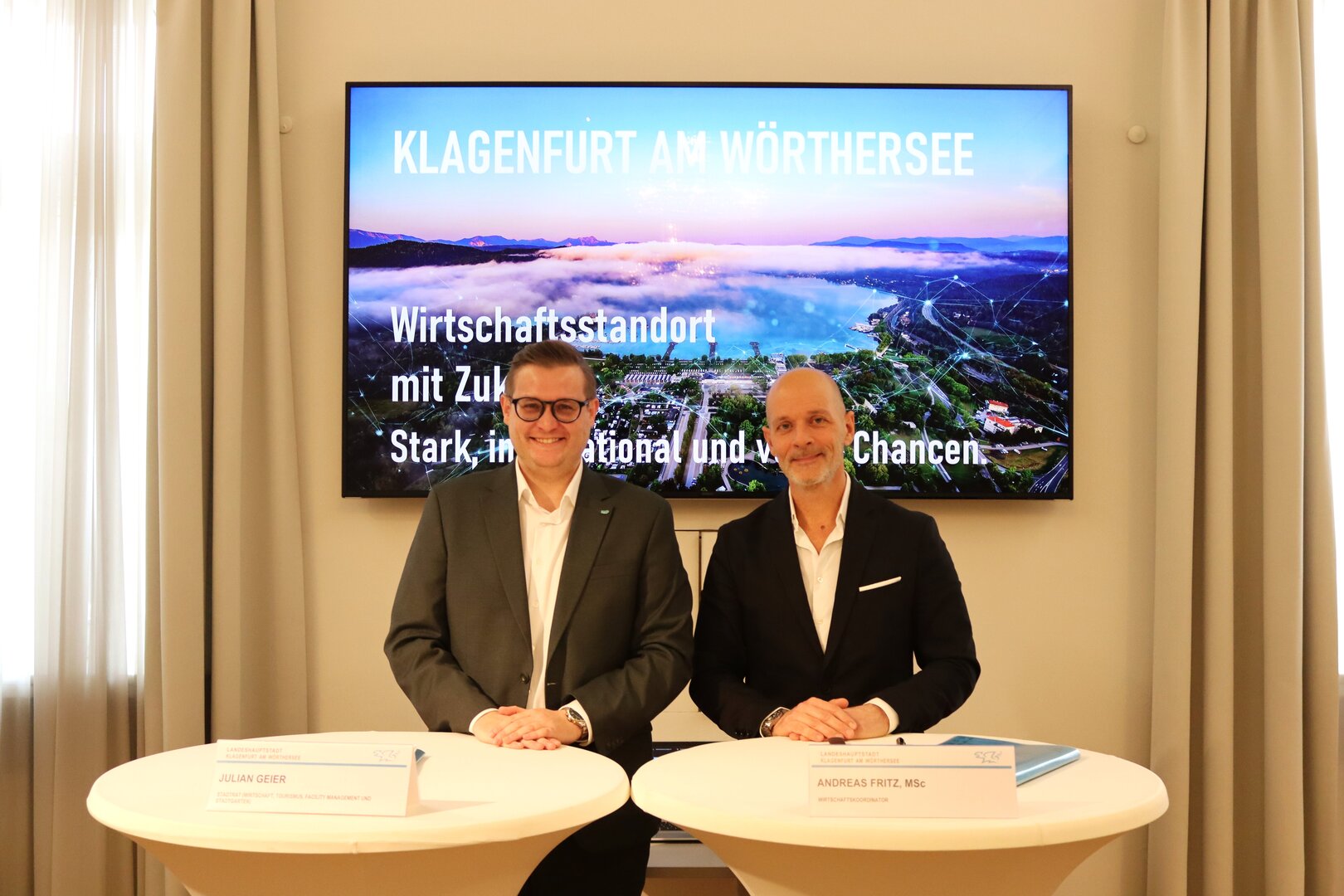Wirtschaftsreferent Stadtrat Julian Geier und Wirtschaftskoordinator Andreas Fritz, MSc berichten über die Wirtschaftsschwerpunkte 2026. Foto: StadtKommunikation / Buchner 
