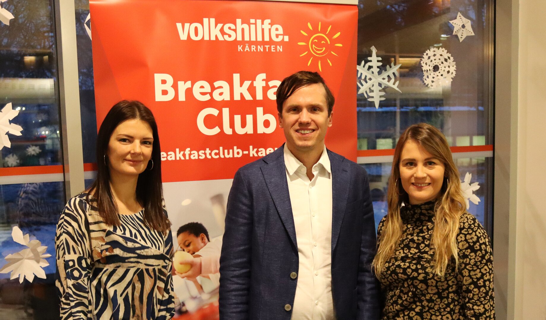 Bildungsreferent Vizebürgermeister Ronald Rabitsch traf sich mit Projektleiterin Stephanie Kurath (rechts) und Projektassistentin Romana Weilharter (links) von der Volkshilfe Kärnten in der VS 20 in Viktring beim morgendlichen „Breakfast Club“. Foto: StadtKommunikation/Buchner