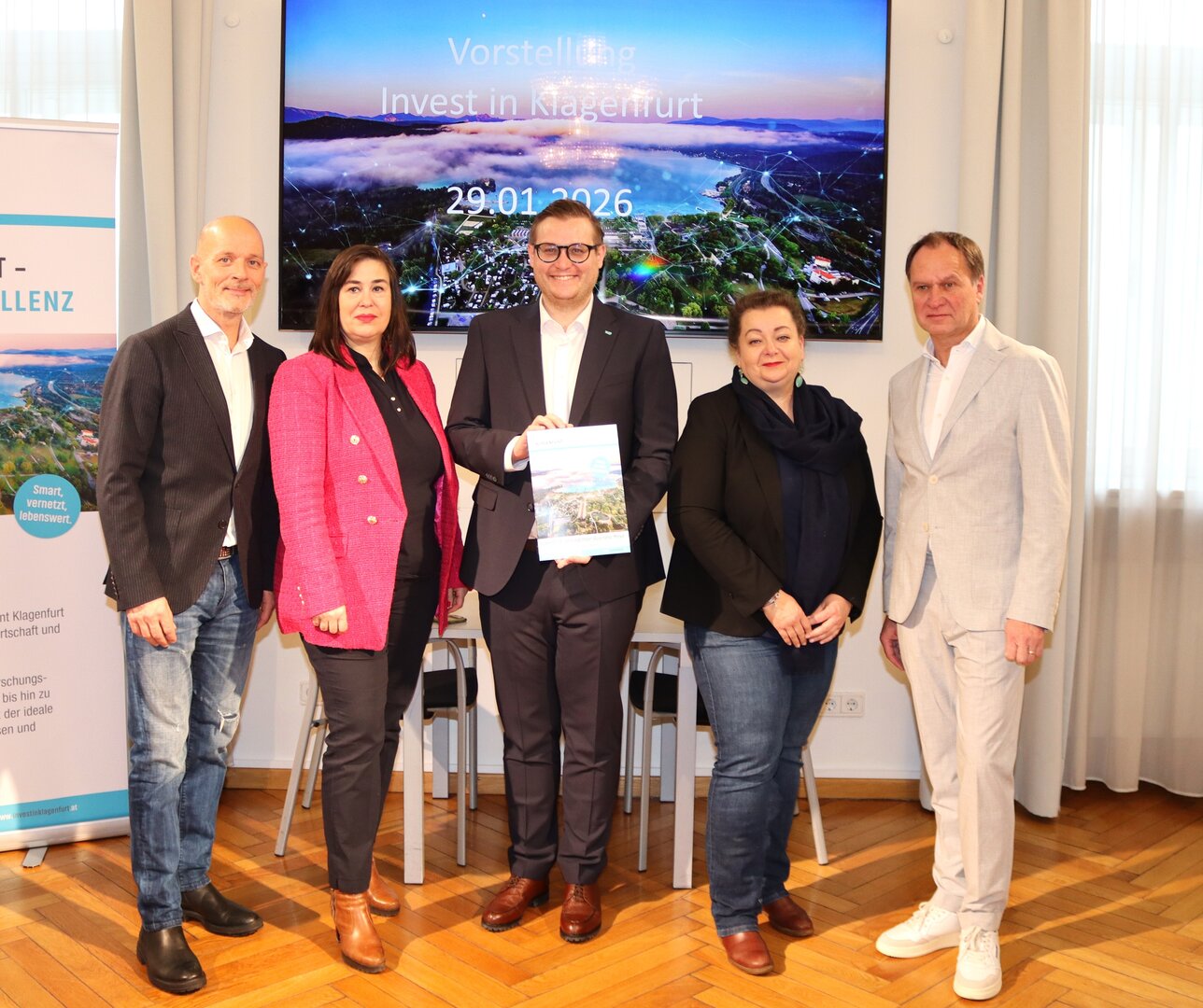 V.l.n.r. Wirtschaftskoordinator Andreas Fritz, MSc, Mag. Natascha Zmerzlikar, MAS (Invest in Klagenfurt), Wirtschaftsreferent Stadtrat Julian Geier, Mag. Nicole Holzbauer (Invest in Klagenfurt) und Geschäftsführer bei UZ Immobilienbesitz GmbH Udo Tarmann, MSc stellten im Zuge der heutigen Pressekonferenz „Invest in Klagenfurt“ vor. Foto: StadtKommunikation/Buchner