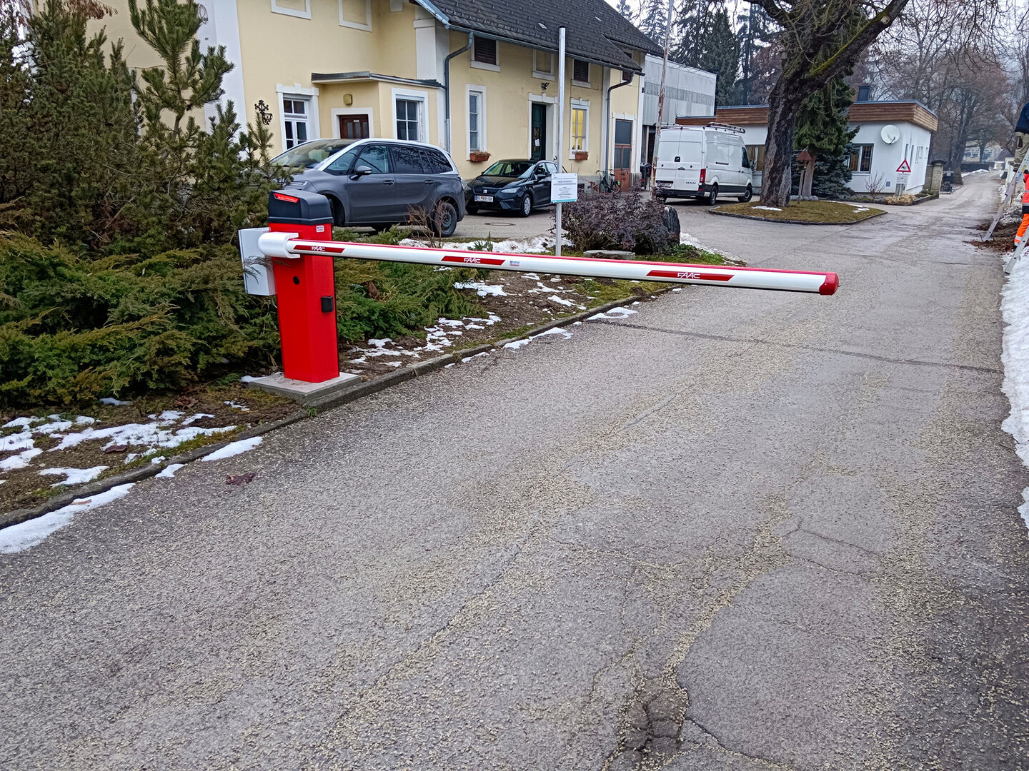 Die neue Schrankenanlage kann mittels Chipkarte genutzt werden.  Foto: KK