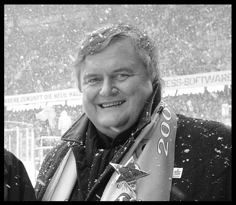 Dr. Karl Safron, am Foto beim großen Freiluft-Derby im Stadion, wurde 75 Jahre alt. Foto: SK-Archiv
