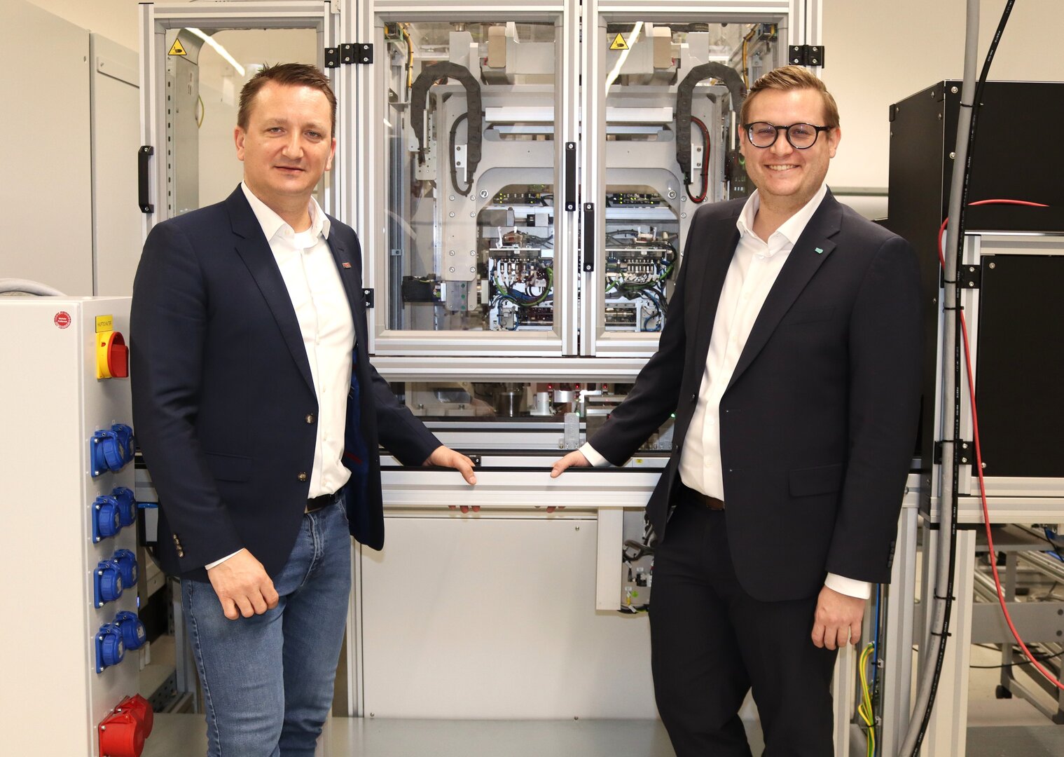 Wirtschaftsreferent Stadtrat Julian Geier stattete der Nittoku Europe GmbH in der Europazentrale in der Ebentaler Straße 140 einen Betriebsbesuch ab und wurde von Chief Executive Officer Richard Werkl in Empfang genommen. Foto: StadtKommunikation/Buchner