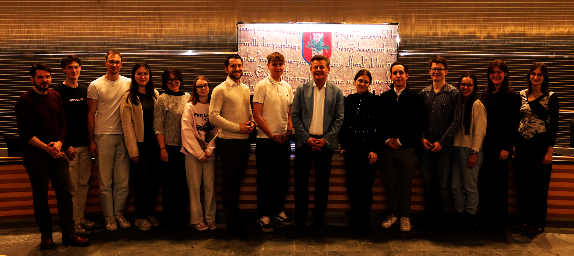 Bürgermeister Christian Scheider begrüßte vierzehn politisch interessierte Schülerinnen und Schüler, Lehrlinge sowie Studierende im Klagenfurter Rathaus und stand ihnen für eine tiefgehende Diskussion zur Verfügung. Foto: StadtKommunikation/Buchner