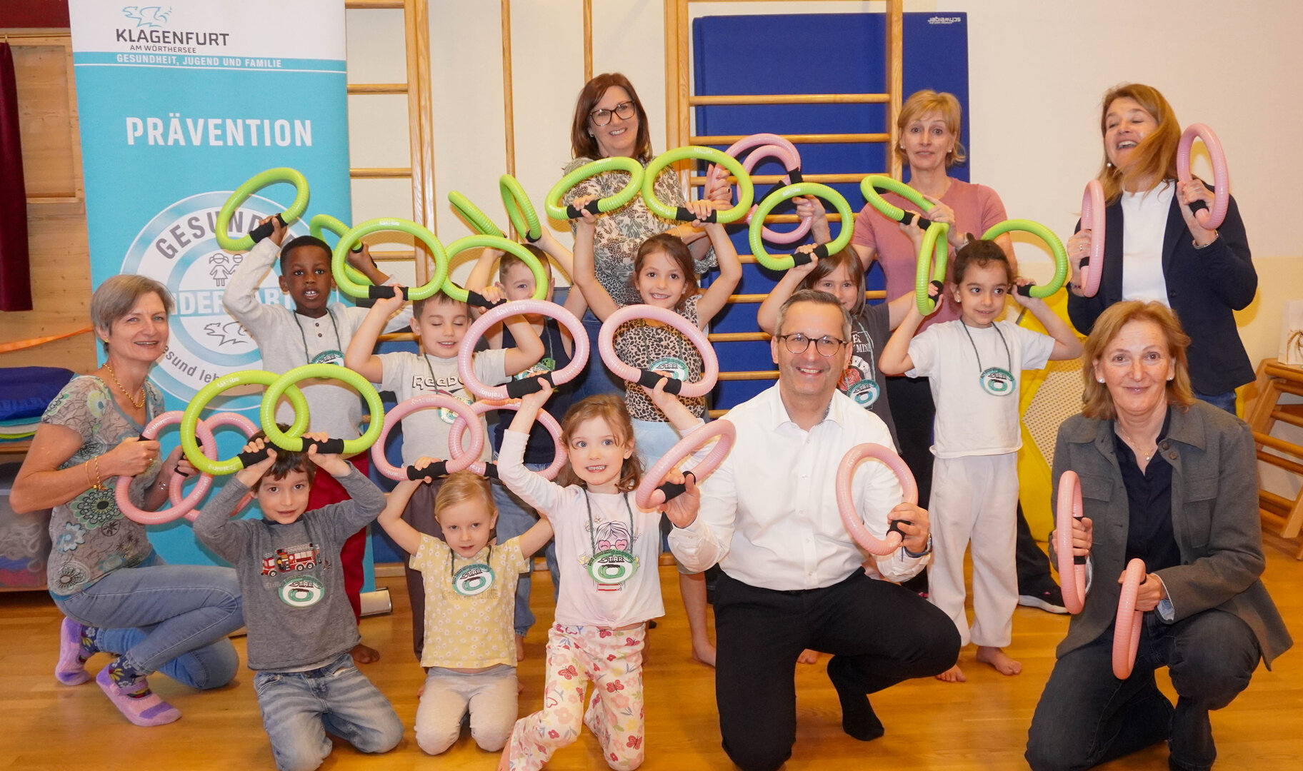 Gesundheitsreferent Stadtrat Mag. Franz Petritz gemeinsam mit Dr. Birgit Trattler MSc (Abteilungsleiterin Gesundheit, Jugend und Familie), Dr. Jutta Hafner-Sorger (Präventionsstelle), Smovey® Coach Anita Kolbitsch, Manuela Hall (Kindergartenleitung Welzenegg) und Sabine Tauschitz-Sickl, BEd, MSc (Dienststelle Kindergärten und Horte) (v.r.n.l.) und den Kindergartenkindern beim Smovey®-Spaß im Kindergarten. Foto: StadtKommunikation/Zechner