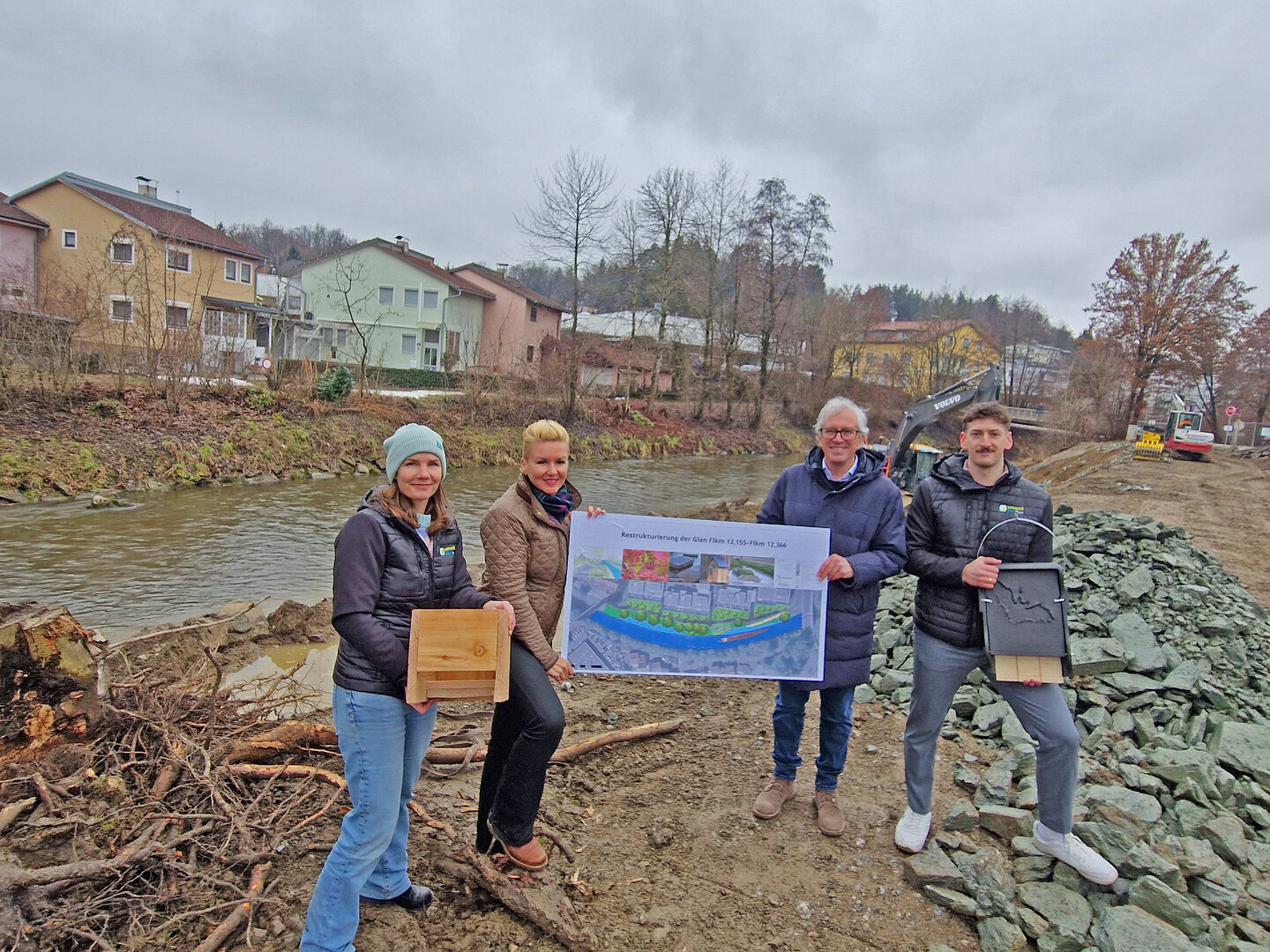 v.l. Dr. Karoline Angermann mit Stadträtin Sandra Wassermann, BA, Dipl.-Ing. Erich Eibensteiner (Geschäftsführer Wasserverband Glan) und Christopher Tomaschitz, BSc, vom eb&p Umweltbüro stellten das Projekt „Glankraftweg“ direkt an der Baustelle vor. Foto: StadtKommunikation
