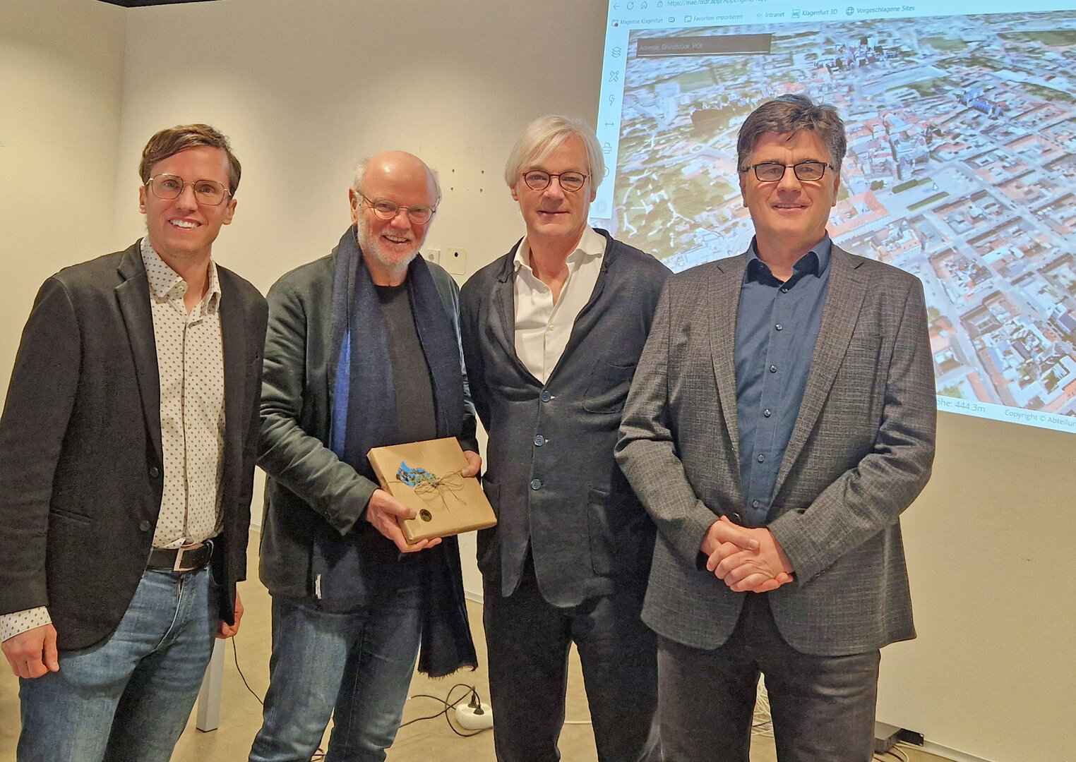 Vizebürgermeister Ronald Rabitsch mit Architekt Peter Lorenz und Georg Wald sowie Robert Piechl von der Stadtplanung bei der letzten Sitzung des Klagenfurter Gestaltungsbeirates.  Foto: SK