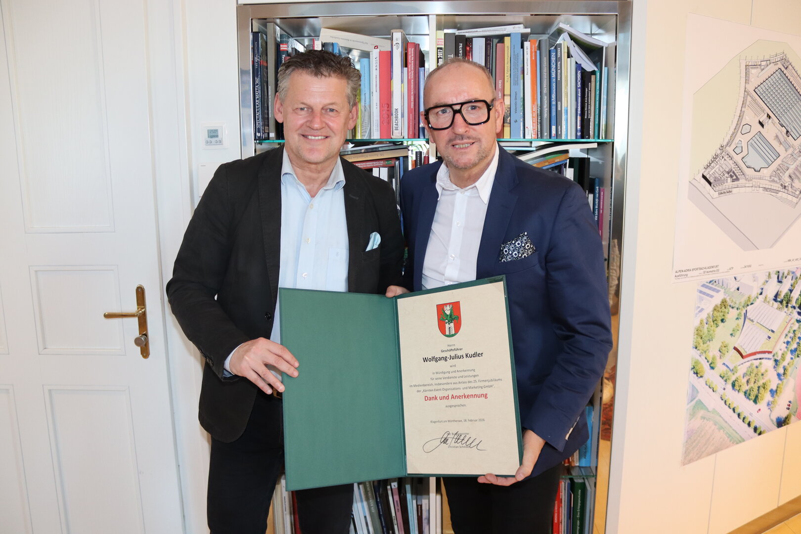 Bürgermeister Christian Scheider ehrte den Veranstaltungsorganisator Wolfgang Kudler im Namen der Landeshauptstadt Klagenfurt am Wörthersee anlässlich des 25-Jahr-Jubiläums der „Kärnten Event Organisations- und Marketing GmbH“. Foto: StadtKommunikation/Buchner