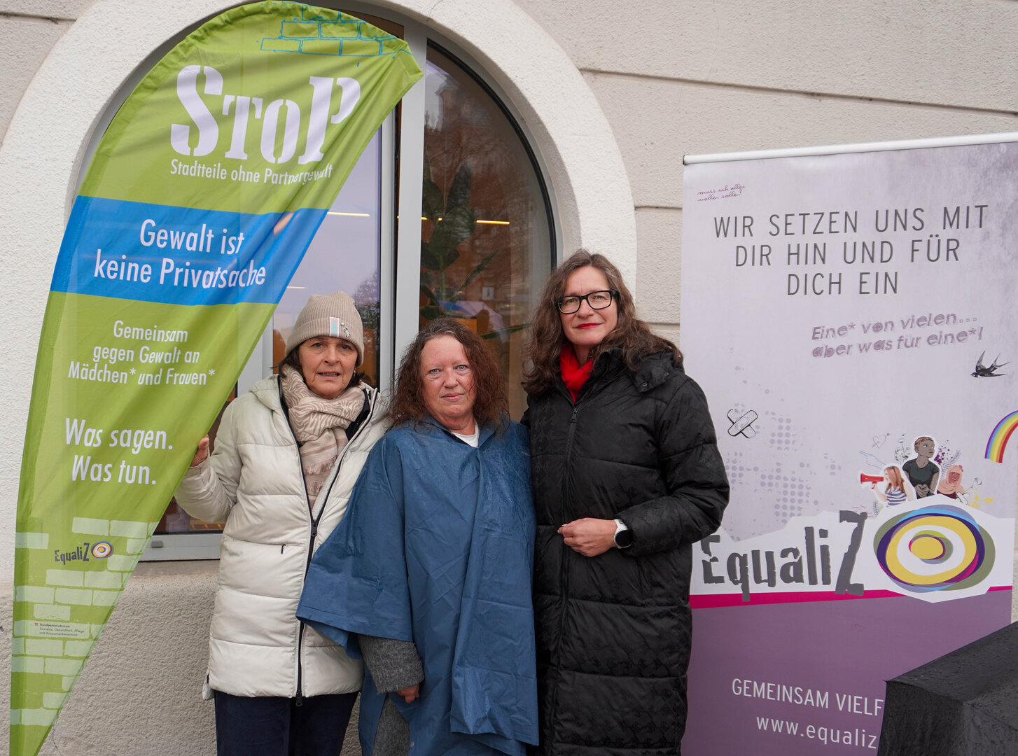 Frauenreferentin Stadträtin DI Constance Mochar, Mag.a Astrid Malle, Leiterin des Frauenbüros und Mag.a Eva Krainer, Verein EqualiZ – gemeinsam vielfältig! haben gemeinsam mit vielen anderen im Zuge der internationalen Kampagne „One Billion Rising“ heute am Neuen Platz getanzt. Foto: StadtKommunikation/Zechner