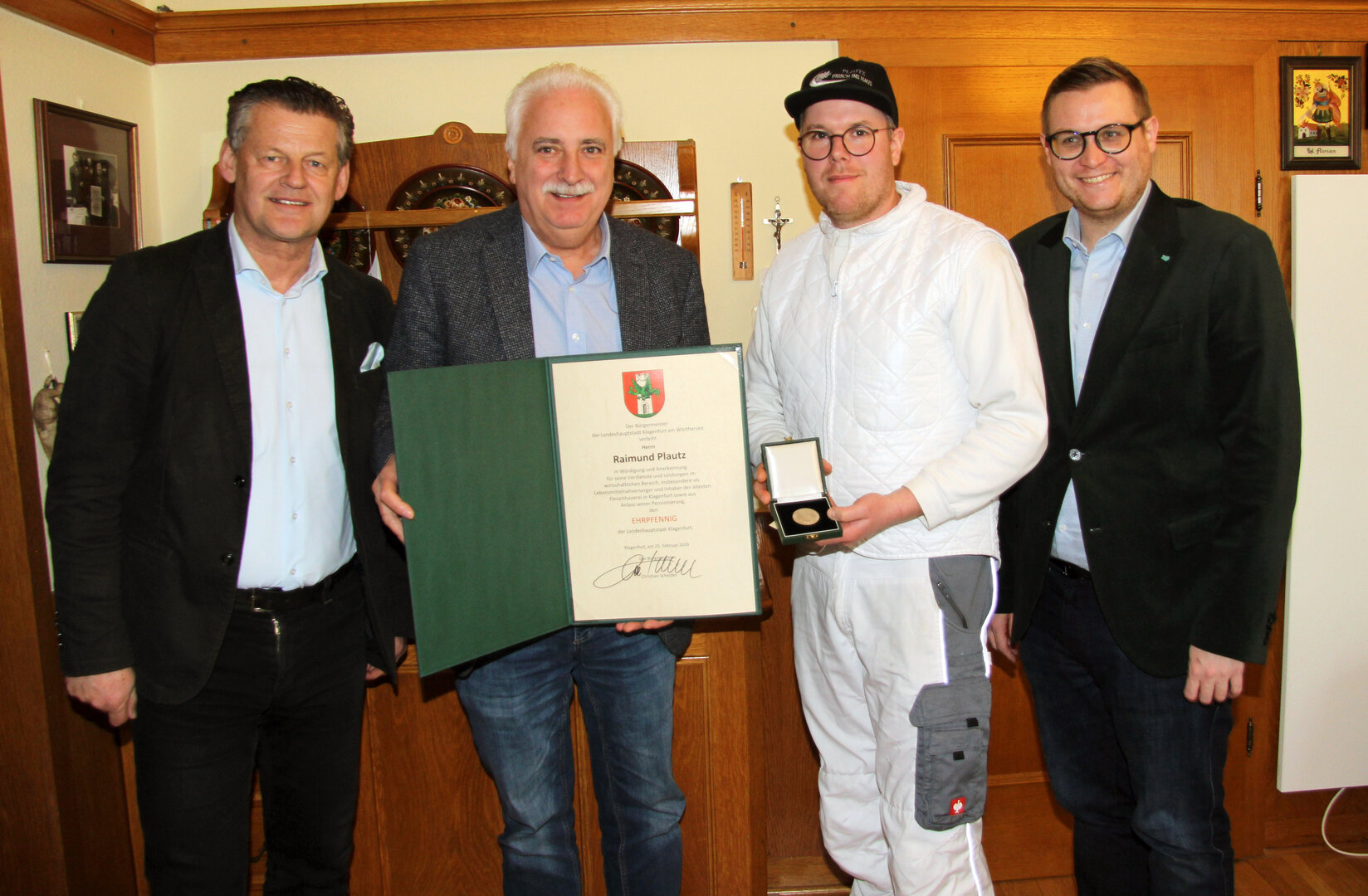 Raimund Plautz und Sohn Thomas nahmen den Ehrpfennig von Bürgermeister Christian Scheider und Stadtrat Julian Geier entgegen.