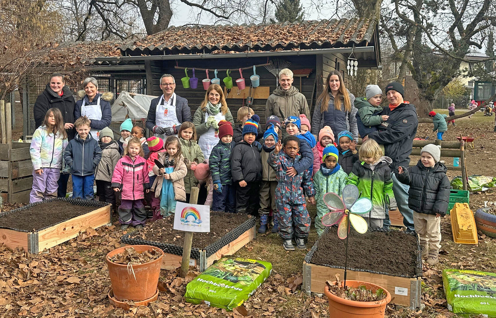 Auftakt für die kleinen Gemüseexperten – der Kindergarten „Haus des Kindes“ baut Hochbeete für das Gartenprojekt.  Foto: Büro Petritz