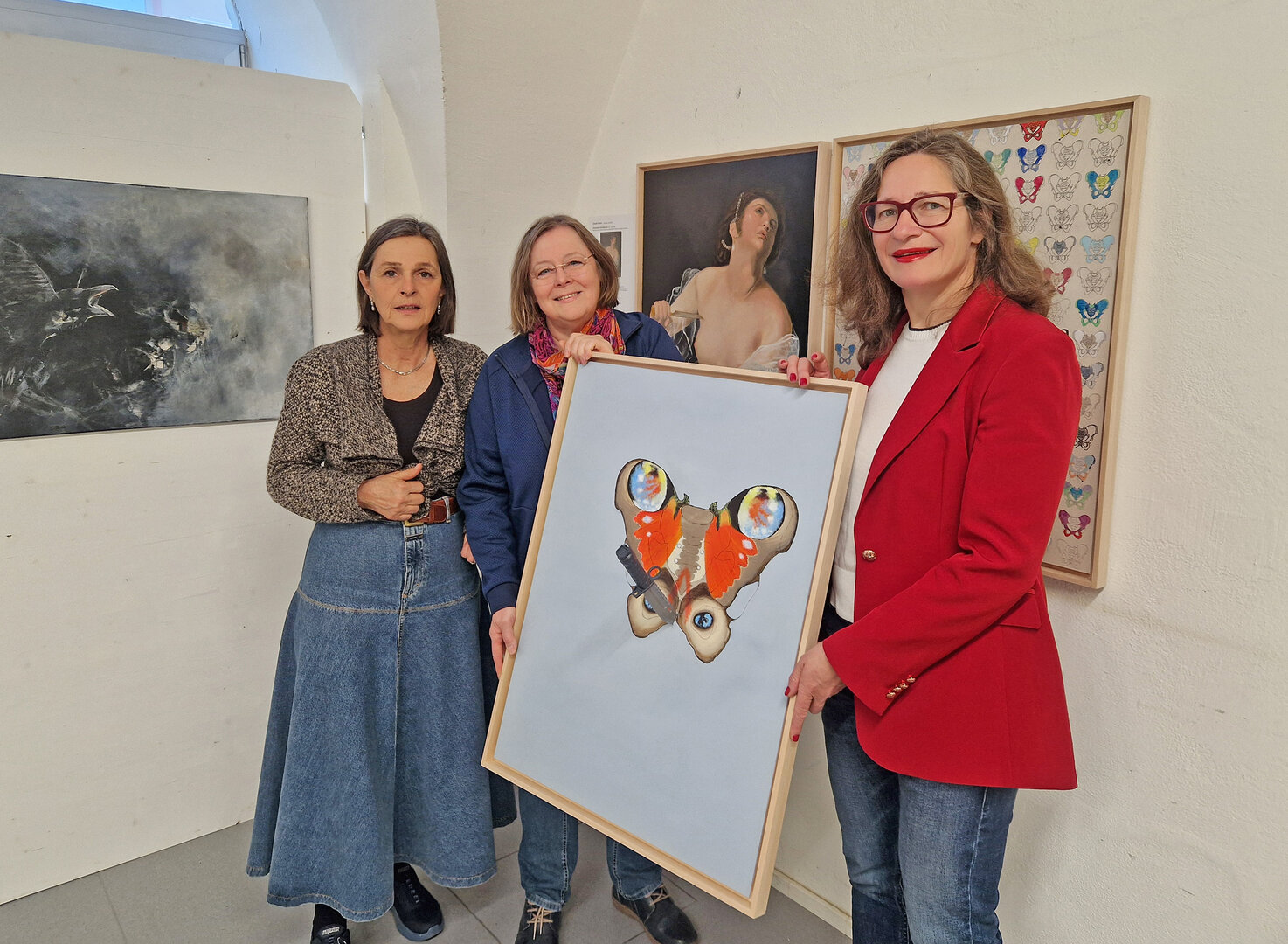 Stadträtin DI Constance Mochar, die stellvertretende Leiterin der Akademie und Künstlerin Roswitha Bucher-Sakowski (am Bild mit einem Werk von Carolin Meinl) und Mag. Astrid Malle vom Klagenfurter Frauenbüro laden zur Ausstellung am 1. März ein.  Foto: SK