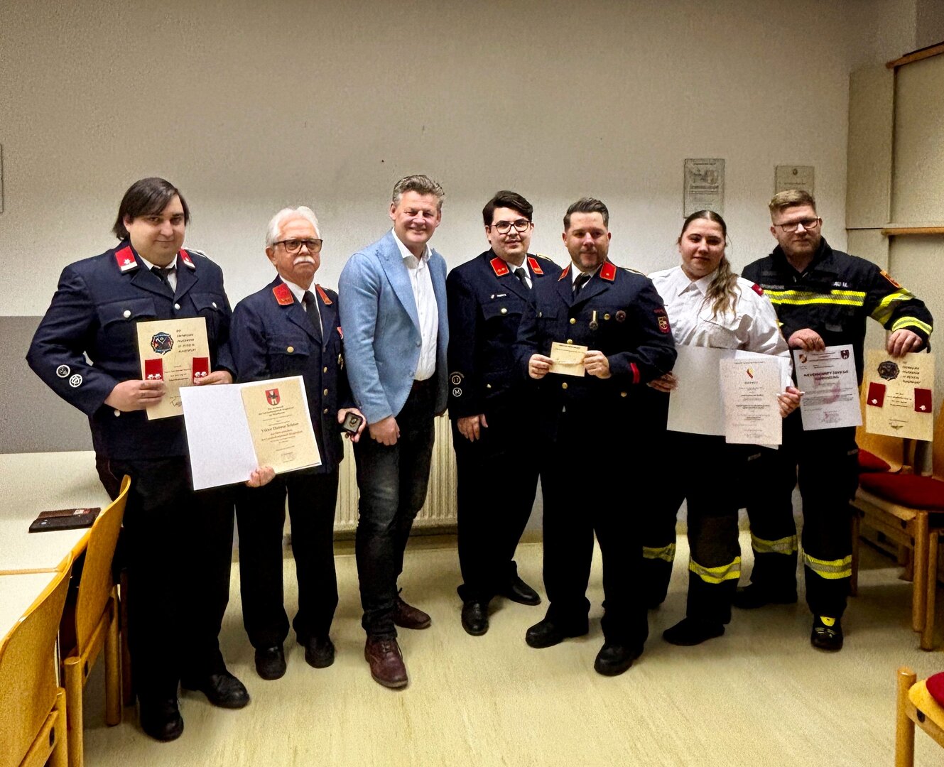 Feuerwehrreferent Bürgermeister Christian Scheider gratulierte dem Geehrten zu seiner besonderen Ehrung und bedankte sich bei den Kameradinnen und Kameraden für den ehrenamtlichen Einsatz. Foto: Büro Bürgermeister