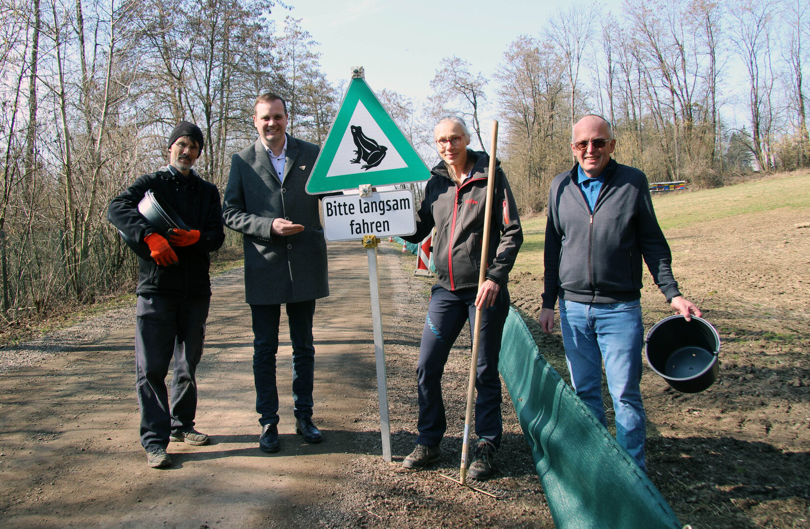 Die Projektpartner DI Roland Schiegl (Arge NATURSCHUTZ), Klima- und Umweltschutzreferent Vzbgm. Patrick Jonke, Dipl.-Biol.in Eljalill Spazier (Abteilung Klima- und Umweltschutz) und DI Ronald Pistrol (LFS Ehrental) freuen sich über den Amphibienschutzzaun beim Schlossteich.