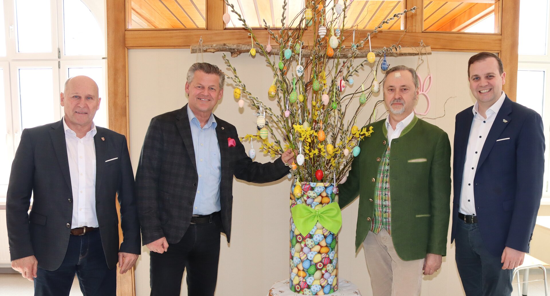 Bürgermeister Christian Scheider, Vizebürgermeister Patrick Jonke, Joachim Katzenberger, MA (Leiter der Abteilung Soziales) und Mitbegründer von „Menschen helfen Menschen“ Anton Nowak begrüßten heute zu einem gemeinsamen, kostenlosen Mittagessen in der Volksküche. Foto: StadtKommunikation/Buchner