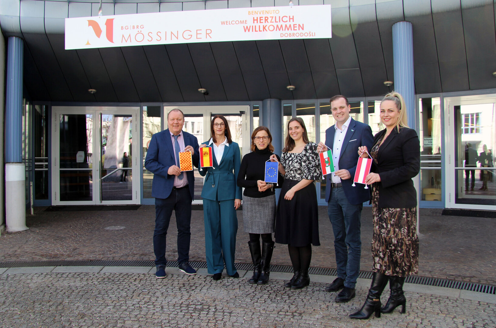 Direktor Franz Furtschegger, Spanisch-Prof. Gertrude Lautner, Fit4Europe Koordinatorin Prof. Maria Casamassima, Erasmus+ Co-Koordinatorin Marie Knabl, Vizebürgermeister Patrick Jonke und Sandra Oswald-Sitter stellten das gemeinsame Sprachprojekt vor.