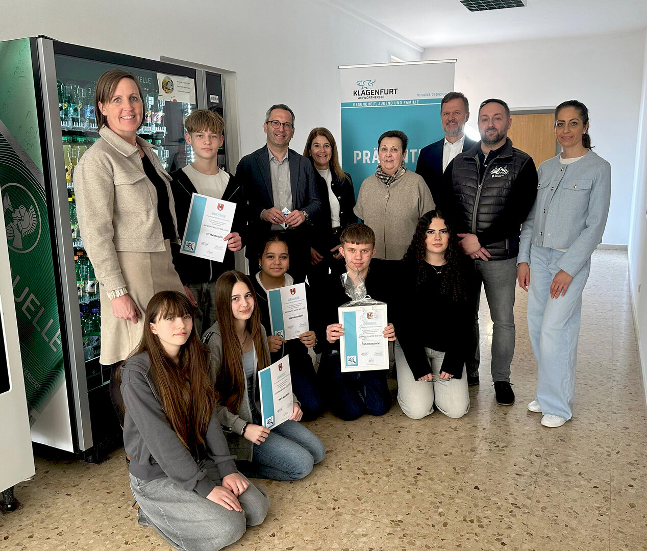 Gesundheitsreferent Stadtrat Mag. Franz Petritz besuchte die Schule und ließ sich von den Schülerinnen und Schülern das Ergebnis ihrer Untersuchungen erklären. Foto: Büro Petritz