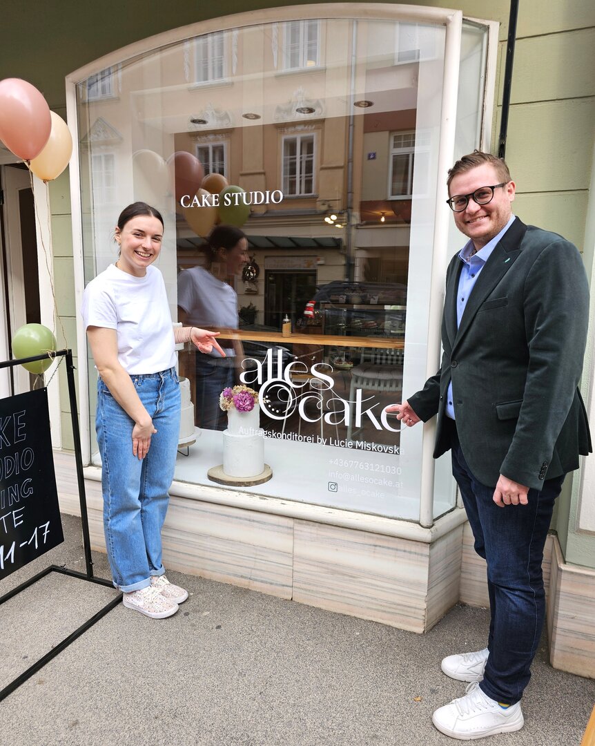 Wirtschaftsreferent Stadtrat Julian Geier besuchte Konditormeisterin Lucie Miskovska bei der Neueröffnung in ihrem Cake Studio „Alles Ocake“. Foto: Büro Geier