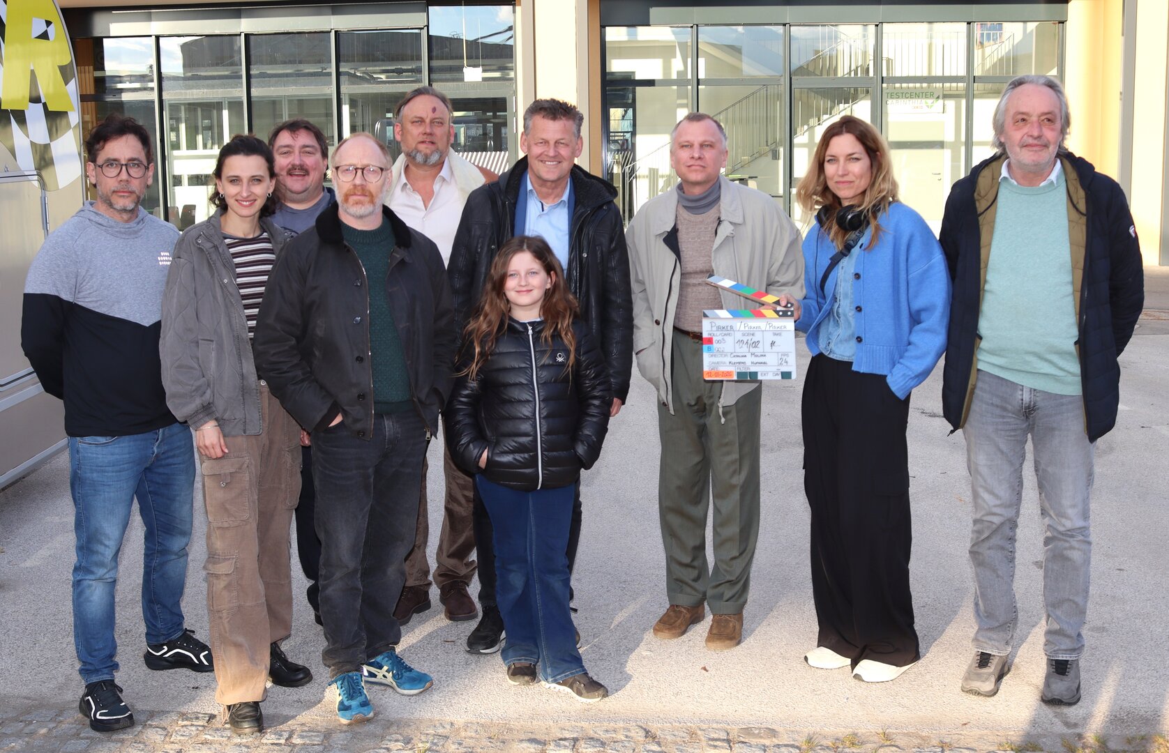 Bürgermeister Christian Scheider besuchte die Dreharbeiten am Filmset von „PIRKER“. Foto: StadtKommunikation/Buchner