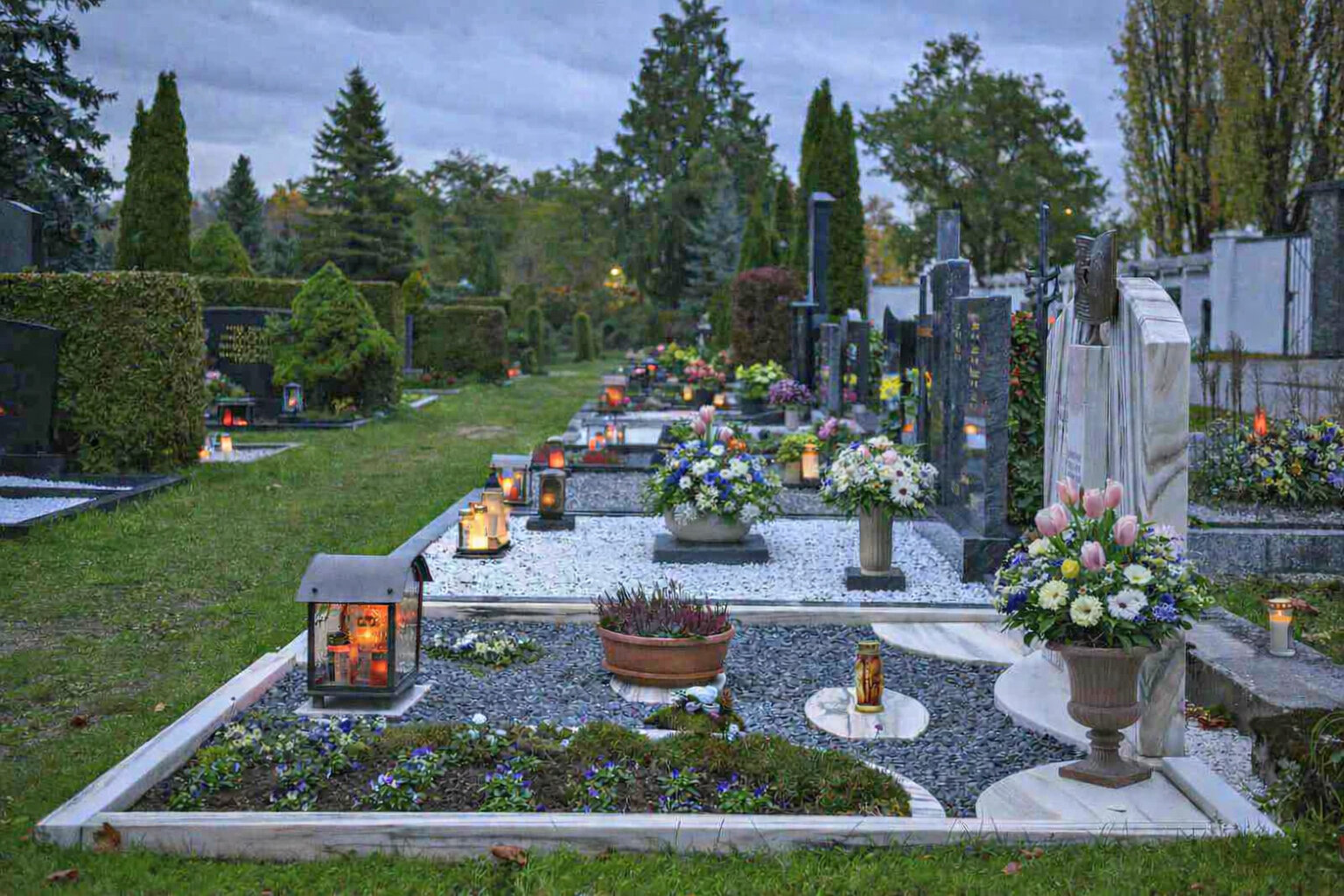Die Wasserleitungen sind aufgedreht, die Frühlingsbepflanzungen am Friedhof können starten. Foto: SK (Archiv, KI generiert)