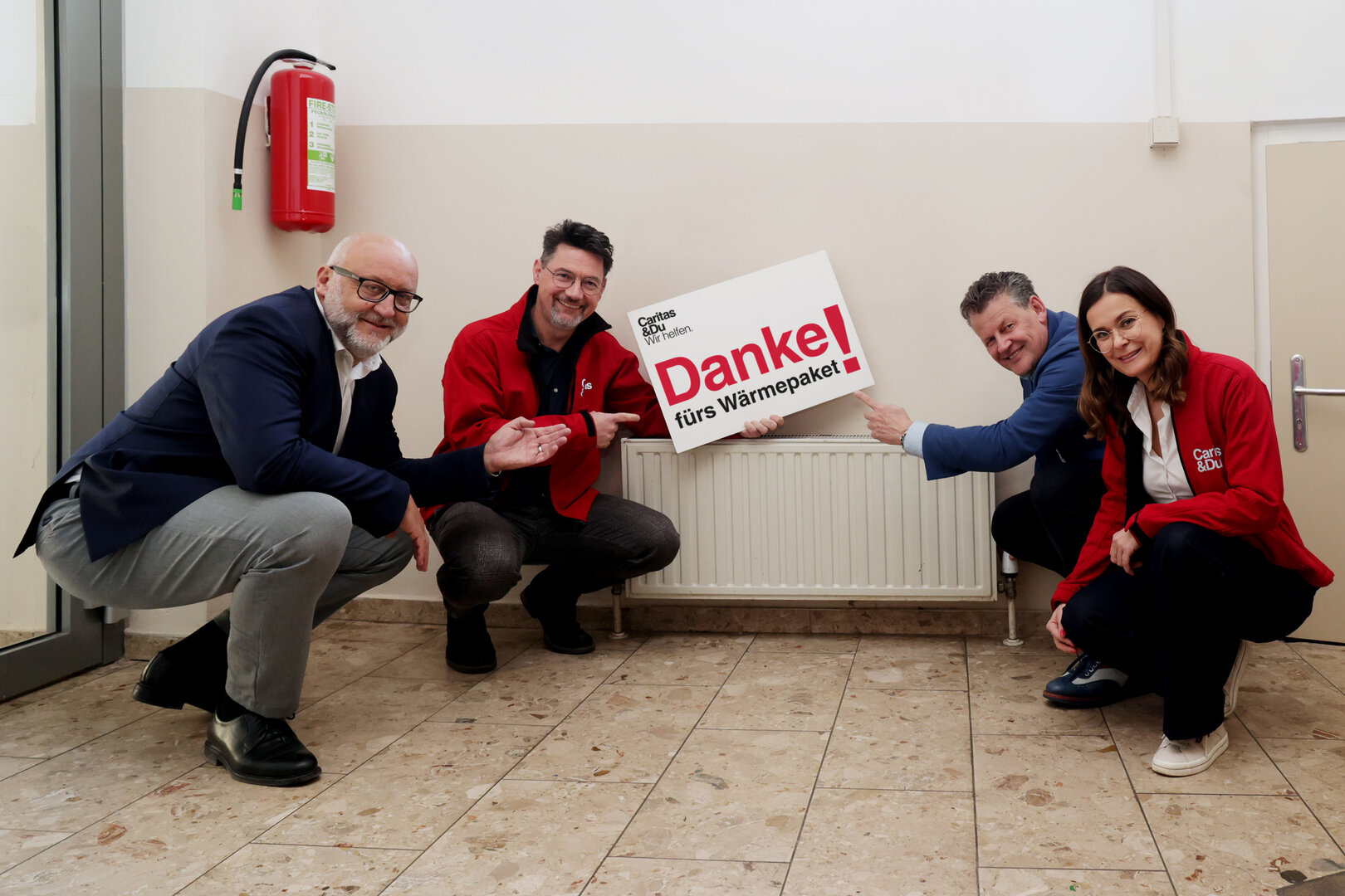 Caritasdirektor Ernst Sandriesser (2. v. li) sowie Roberta Striedinger (Caritas) danken Stadtwerke-Vorstand Erwin Smole (li) und Bürgermeister Christian Scheider für das Wärmepaket. Foto: Caritas/Dietmar Wajand