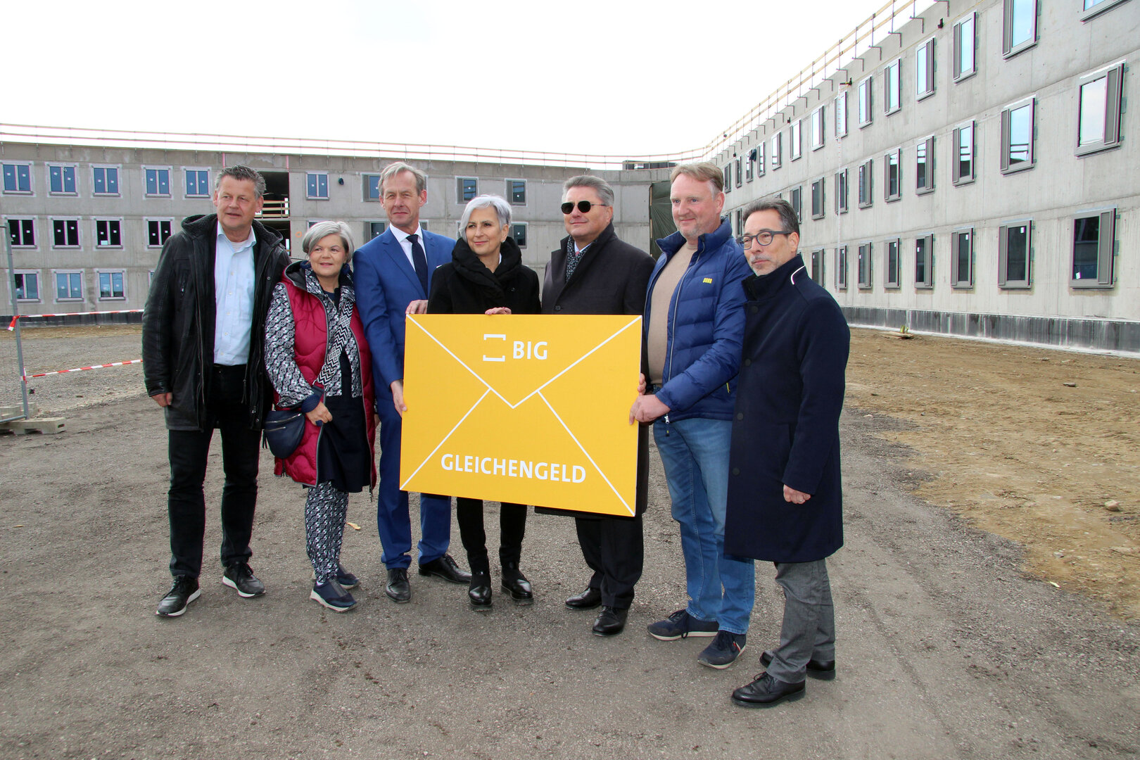 Bürgermeister Christian Scheider, Landtagsabgeordnete Ruth Feistritzer, BIG Geschäftsführer DI Gerald Beck, Justizministerin Dr. Anna Sporrer, PORR Geschäftsführer Ing. Karl-Heinz Strauss und Landtagsabgeordneter Mag. Markus Malle bei der Übergabe des symbolischen Gleichengeldschecks an den Polier der Baufirma.