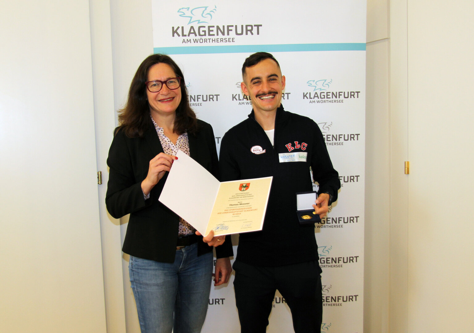 Sportstadträtin DI Constance Mochar überreichte Thomas Messner das Sportehrenzeichen in Gold. 