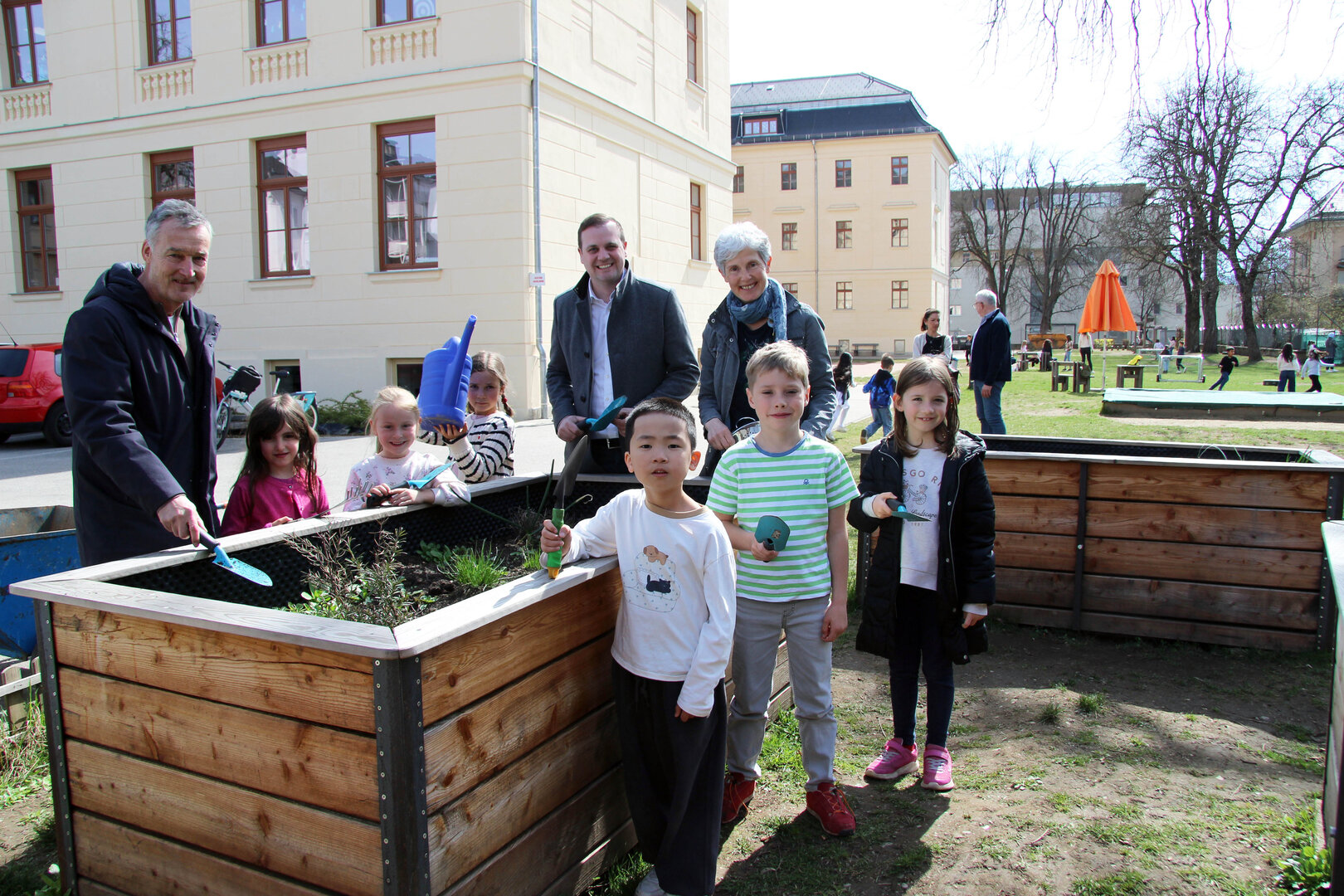 Dr. Wolfgang Hafner (Leiter Abt. Klima- und Umweltschutz) und Vizebürgermeister Patrick Jonke besichtigten die bepflanzten Hochbeete der VS 1 Kreuzbergl. 