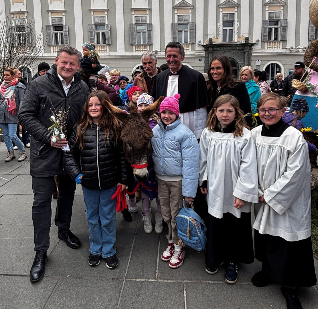 Marktreferent Bürgermeister Christian Scheider, Marktkoordinatorin Martina Derhaschnig und Dompfarrer Dr. Peter Allmaier nahmen am Palmeselumzug teil.