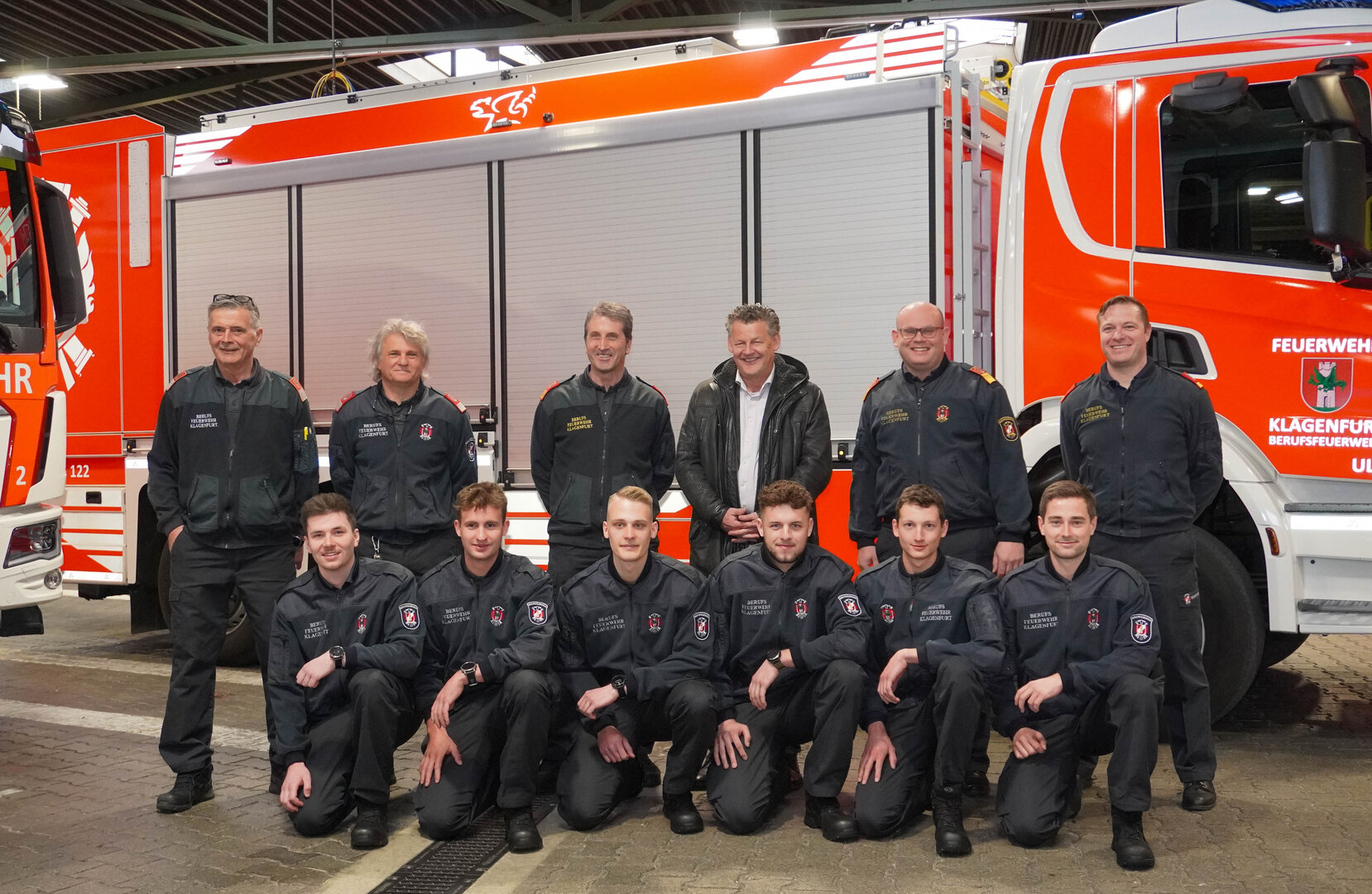 Feuerwehrreferent Bürgermeister Christian Scheider gemeinsam mit Branddirektor DI Herbert Schifferl, zwei Offizieren, einem Zugskommandanten sowie einem Personalvertreter und den sechs neuen Feuerwehrmännern bei ihrem Dienstantritt. Foto: StadtKommunikation/Zechner