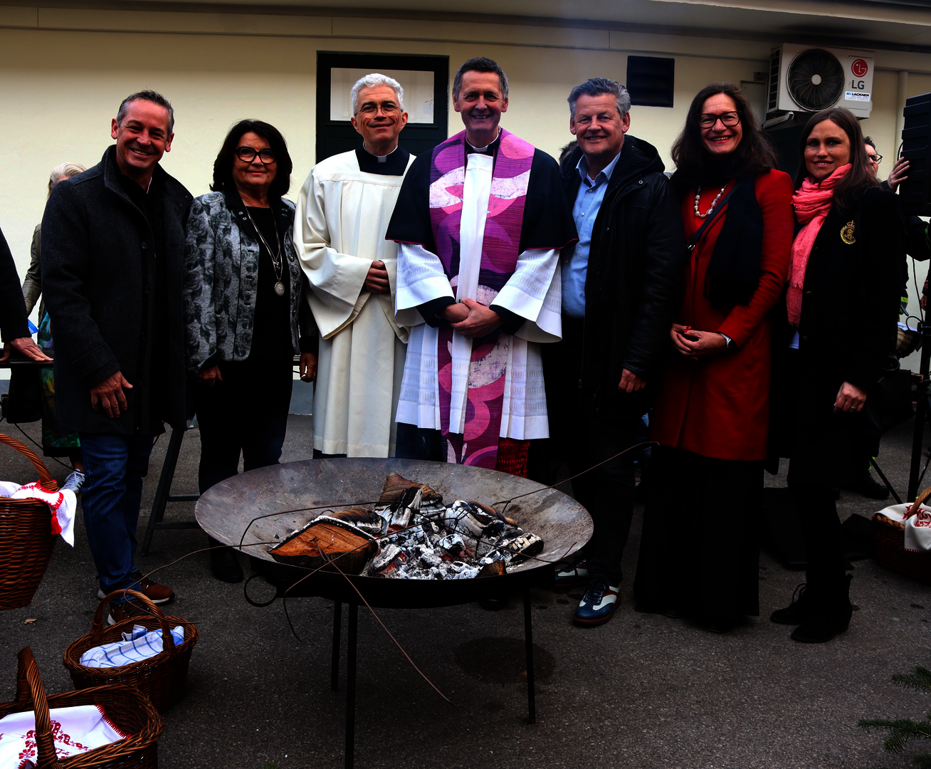 V.r.n.l. Marktkoordinatorin Martina Derhaschnig, Stadträtin DI Constance Mochar, Bürgermeister Christian Scheider, Dompfarrer Dr. Peter Allmaier, Domkapellmeister Mag. Thomas Wasserfaller, Nationalratsabgeordnete Mag. Elisabeth Scheucher-Pichler und Gemeinderat Dieter Schmied bei der Feuer- und Speisensegnung am Benediktinermarkt. Foto: StadtKommunikation/Buchner