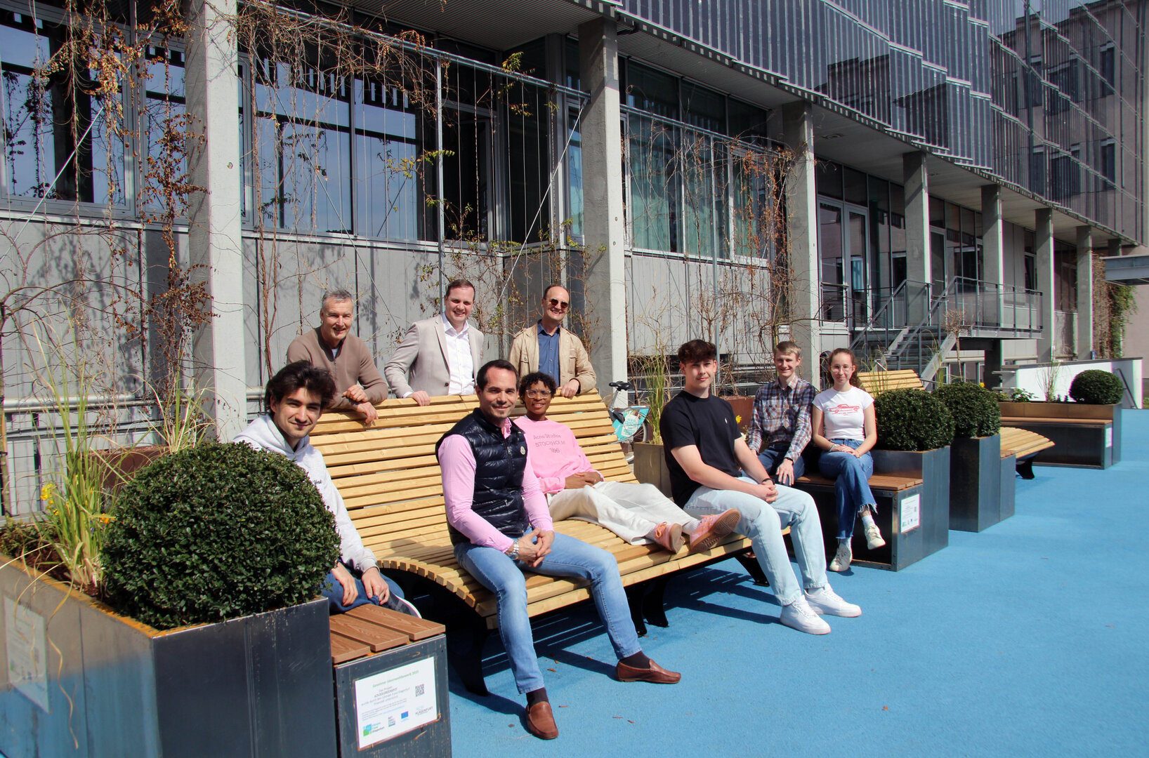 Dr. Wolfgang Hafner (Leiter Abt. Klima- und Umweltschutz), Vizebürgermeister Patrick Jonke, Direktor Dr. Michael Archer und Prof. Hans Jürgen Morak freuen sich mit den Schülern über den neu gestalteten Vorplatz der HTL 1 Lastenstraße.