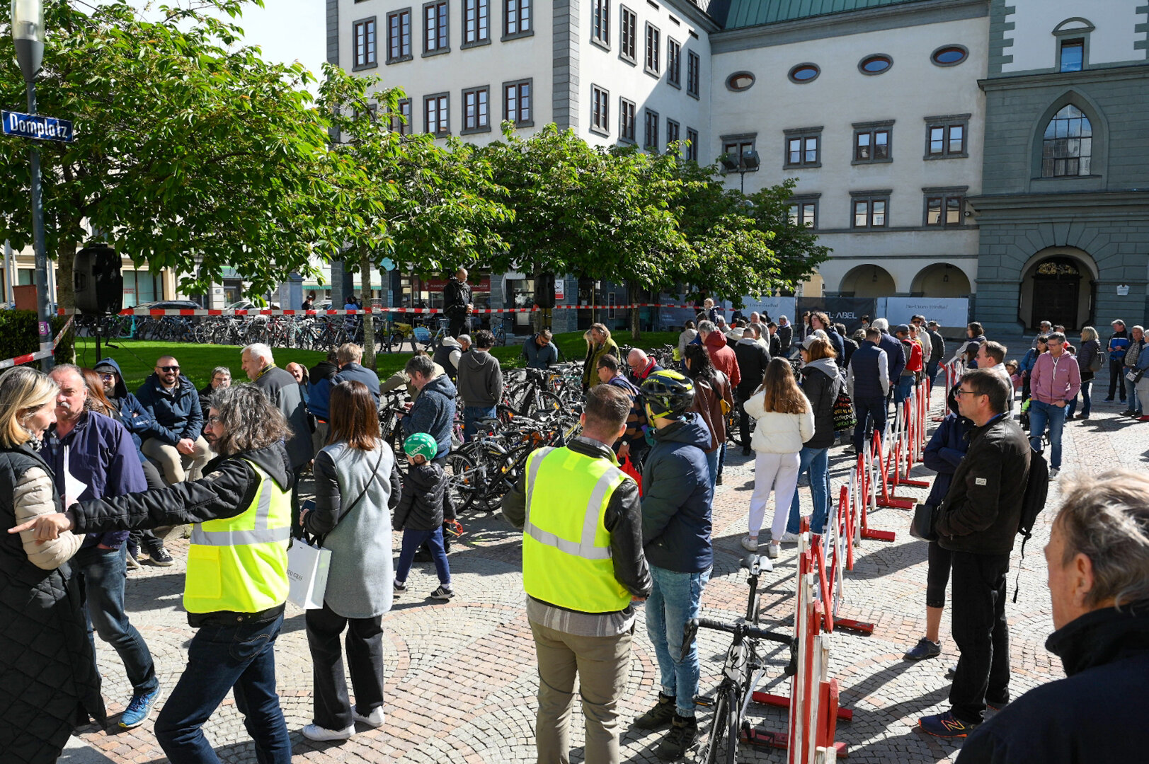 Bei der jährlichen Fahrradversteigerung am Domplatz gibt es viele Schnäppchen zu ergattern.   Foto: SK/Hude