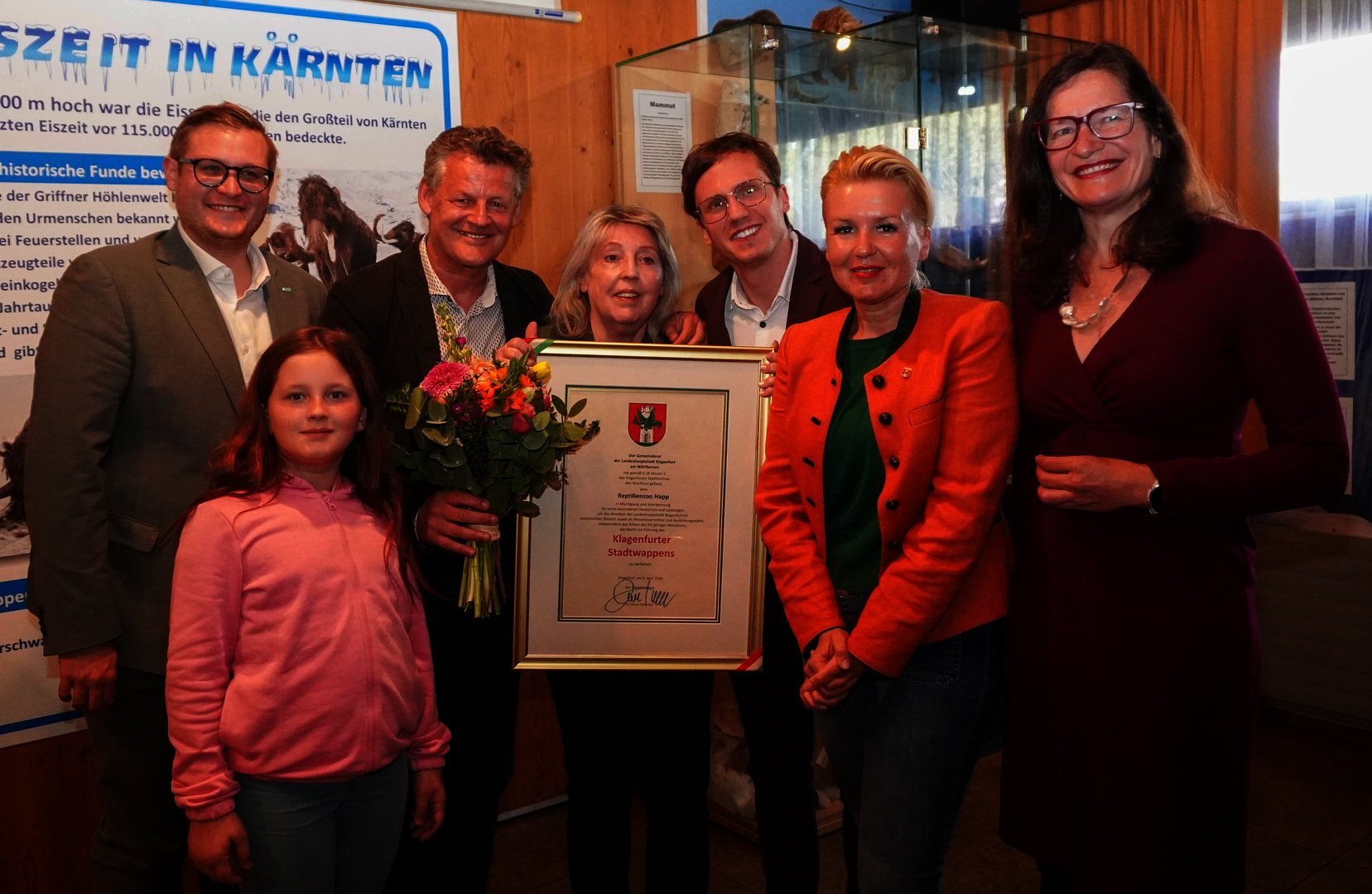 Im Zuge der 50-Jahr-Jubiläumsfeier wurde dem Reptilienzoo Happ unter der Leitung von Helga Happ durch Bürgermeister Christian Scheider und Vertreter der Stadtpolitik das Klagenfurter Stadtwappen verliehen. Foto: StadtKommunikation/Zechner
