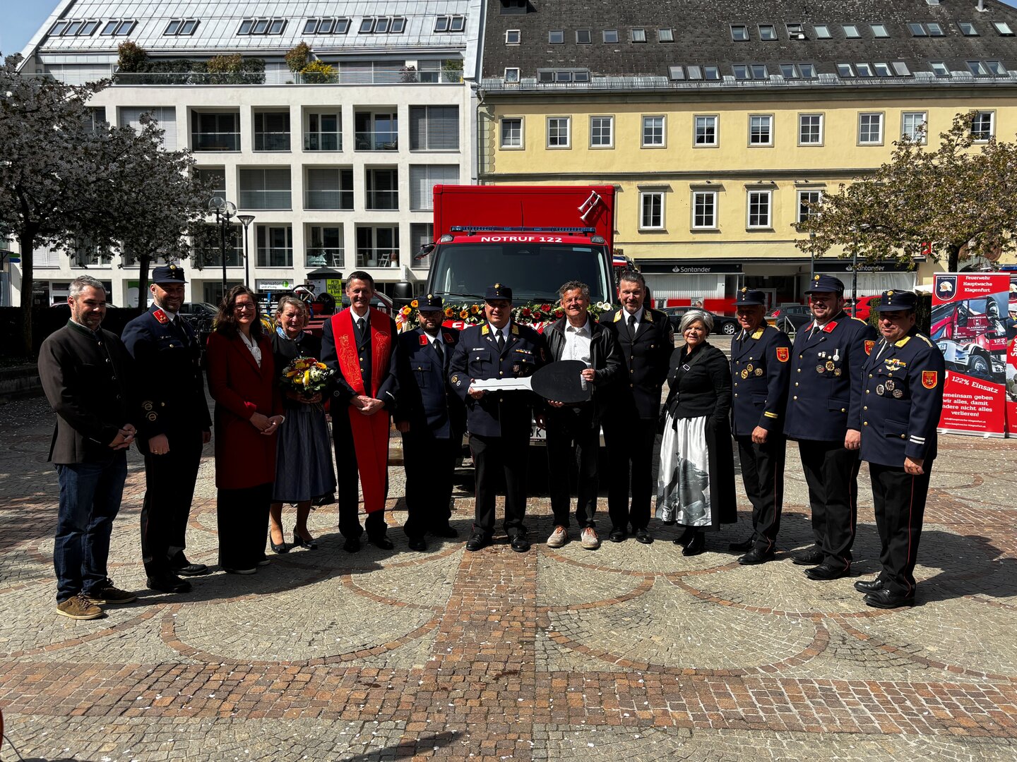 Am Domplatz fand die feierliche Segnung des neuen Einsatzfahrzeuges der FF-Hauptwache statt. Foto: Büro Bgm.
