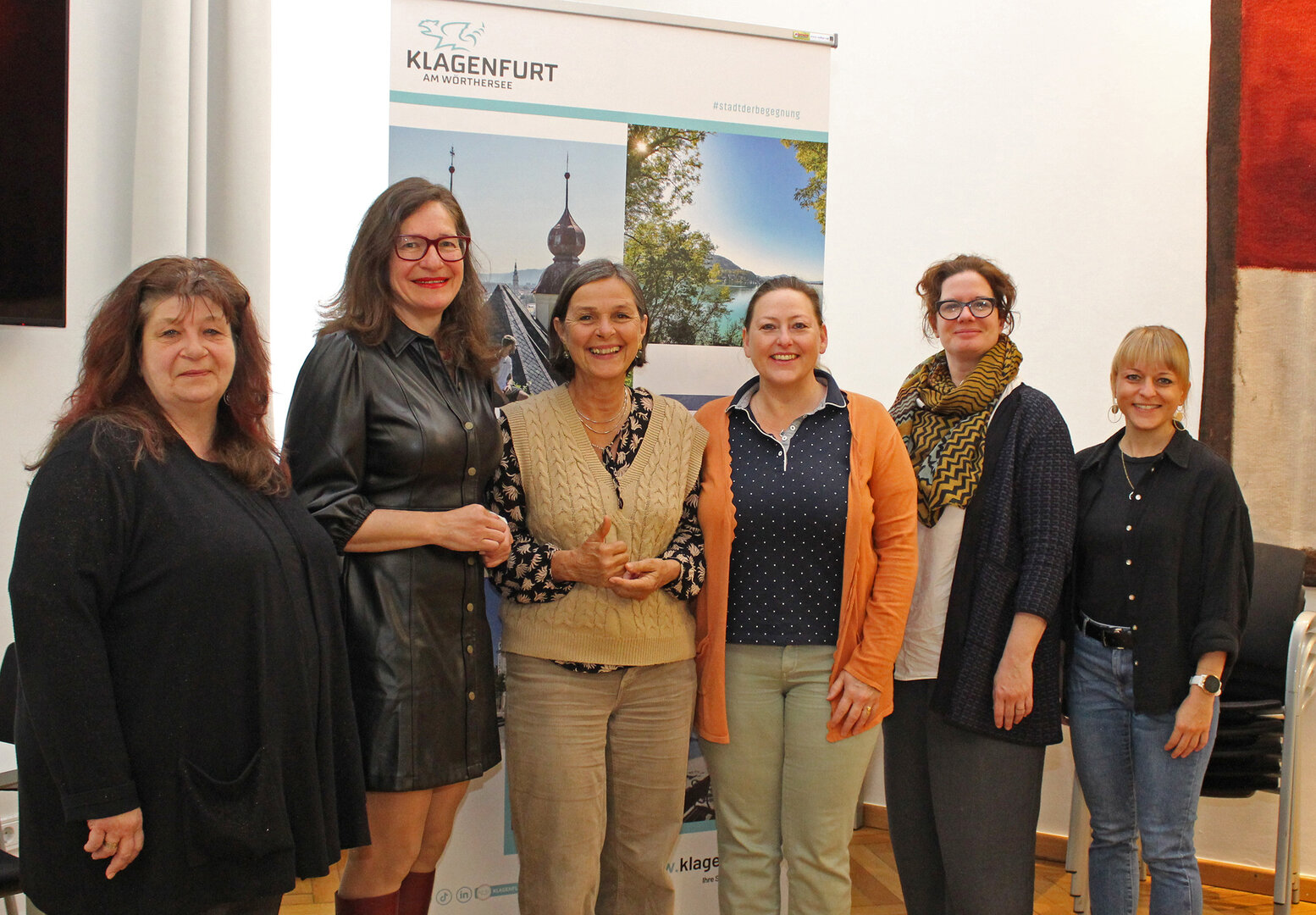v.l. Mag.a Doris Kirschner (Graz) mit Stadträtin DIin Constance Mochar sowie Klagenfurts Frauenbeauftragte Mag. a Astrid Malle und die Kolleginnen Mag.a Martina Eigelsreiter (St. Pölten), Mag.a Laura Wimmer (Wien) und Mag.a Alisa Herzog (Villach) bei der heurigen Tagung der Frauenbeauftragten. Foto: SK/Glinik