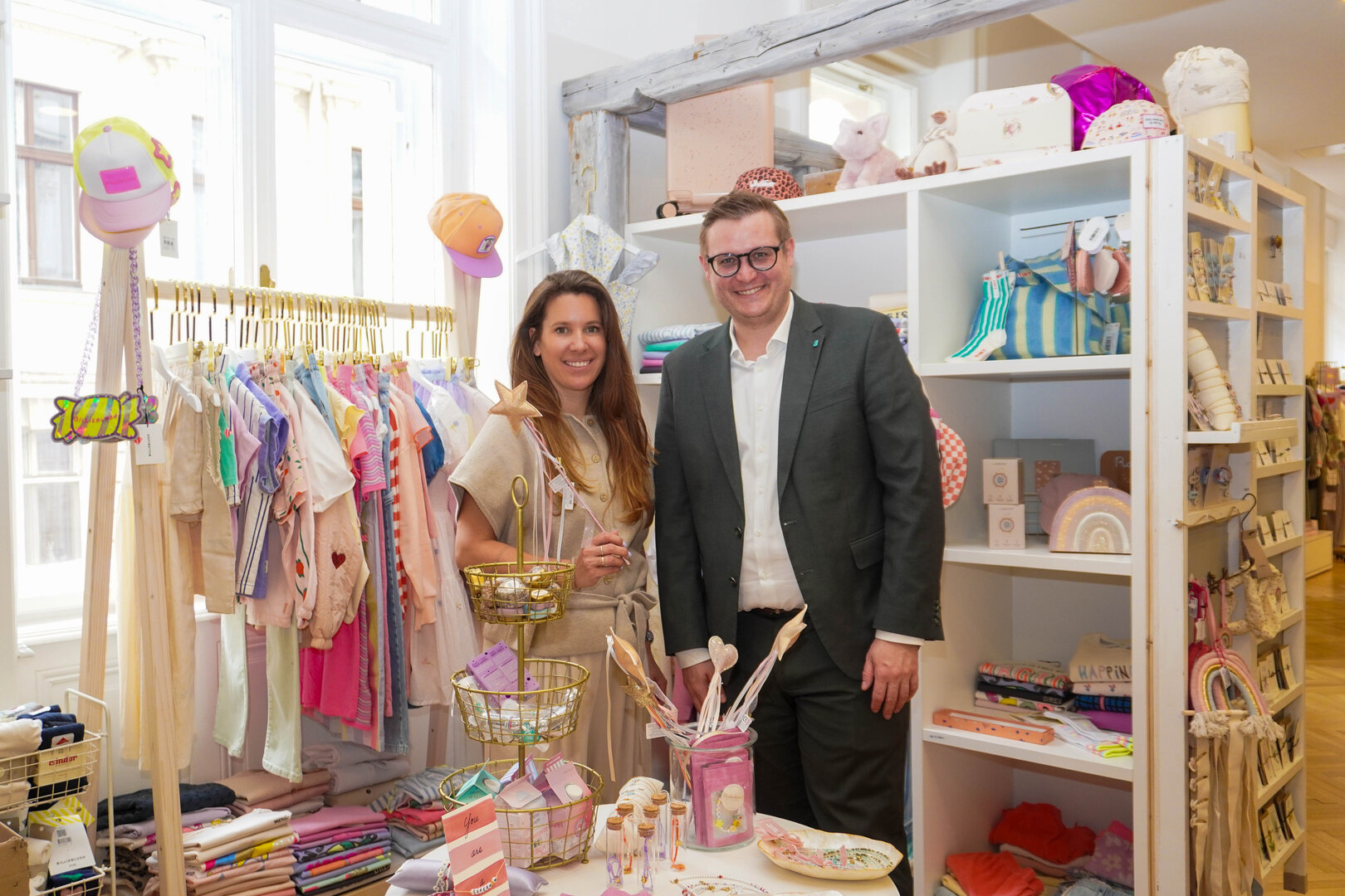 Die Klagenfurter Unternehmerin Chiara Tanner gemeinsam mit Wirtschaftsstadtrat Julian Geier am neuen Standort von „Lil’fame“ am Dr.-Arthur-Lemisch-Platz 1. Foto: StadtKommunikation/Zechner