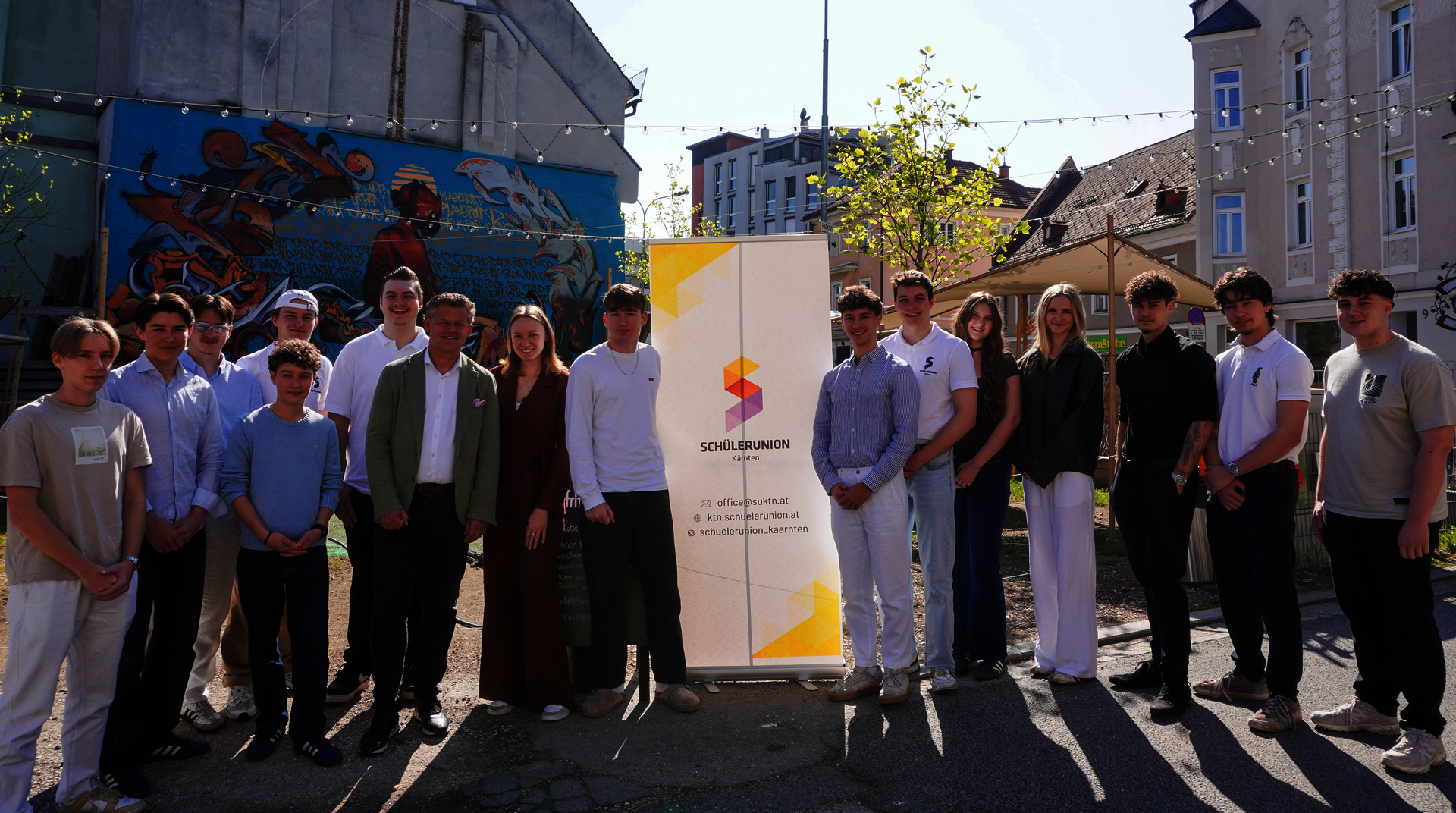 Mitglieder der Schülerunion Kärnten im gemeinsamen Austausch mit Bürgermeister Christian Scheider. Foto: StadtKommunikation/Zechner