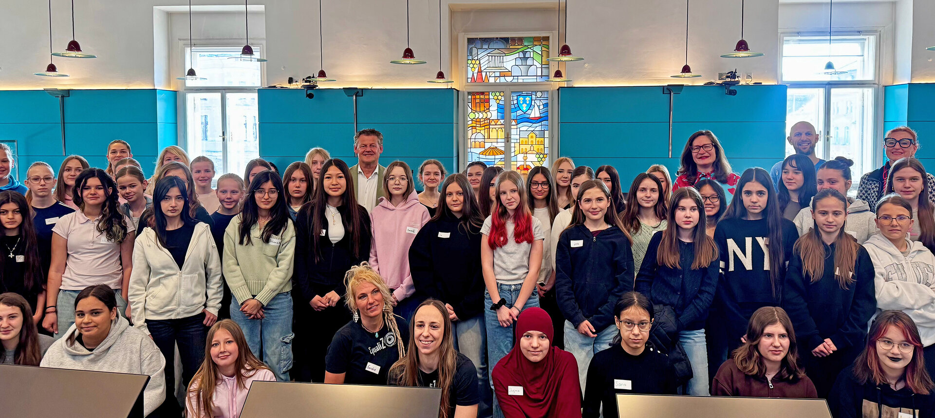 Bürgermeister Christian Scheider mit Stadträtin DI Constance Mochar und Magistratsdirektorin Mag. Isabella Jandl begrüßen die rund 40 Teilnehmerinnen des diesjährigen Töchtertags der Stadt Klagenfurt.  Foto: SK / Glinik