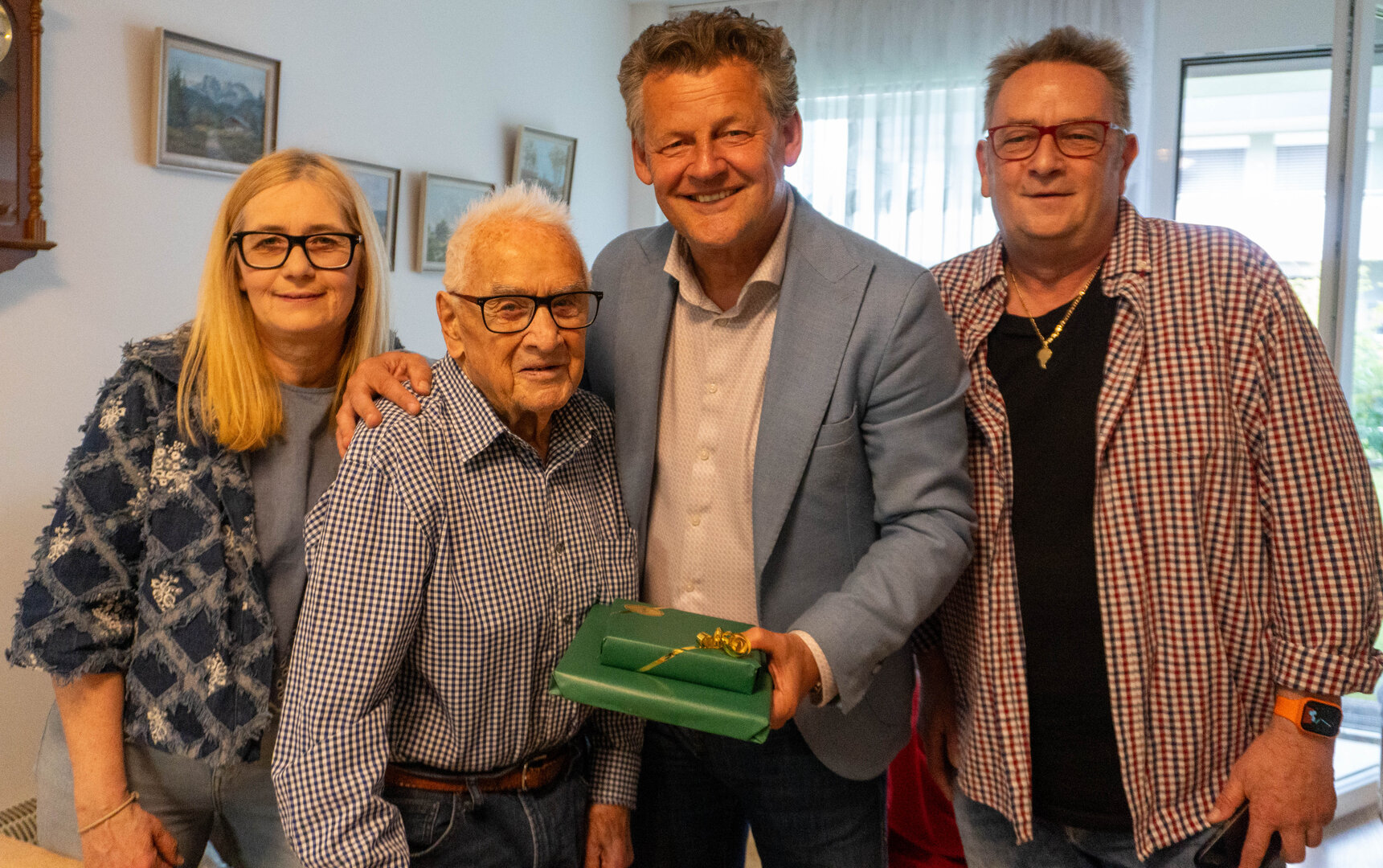 Emmerich Urschitz, gemeinsam mit Sohn und Tochter, freute sich über die persönlichen Geburtstagsglückwünsche von Bürgermeister Christian Scheider. Foto: StadtKommunikation/Zechner