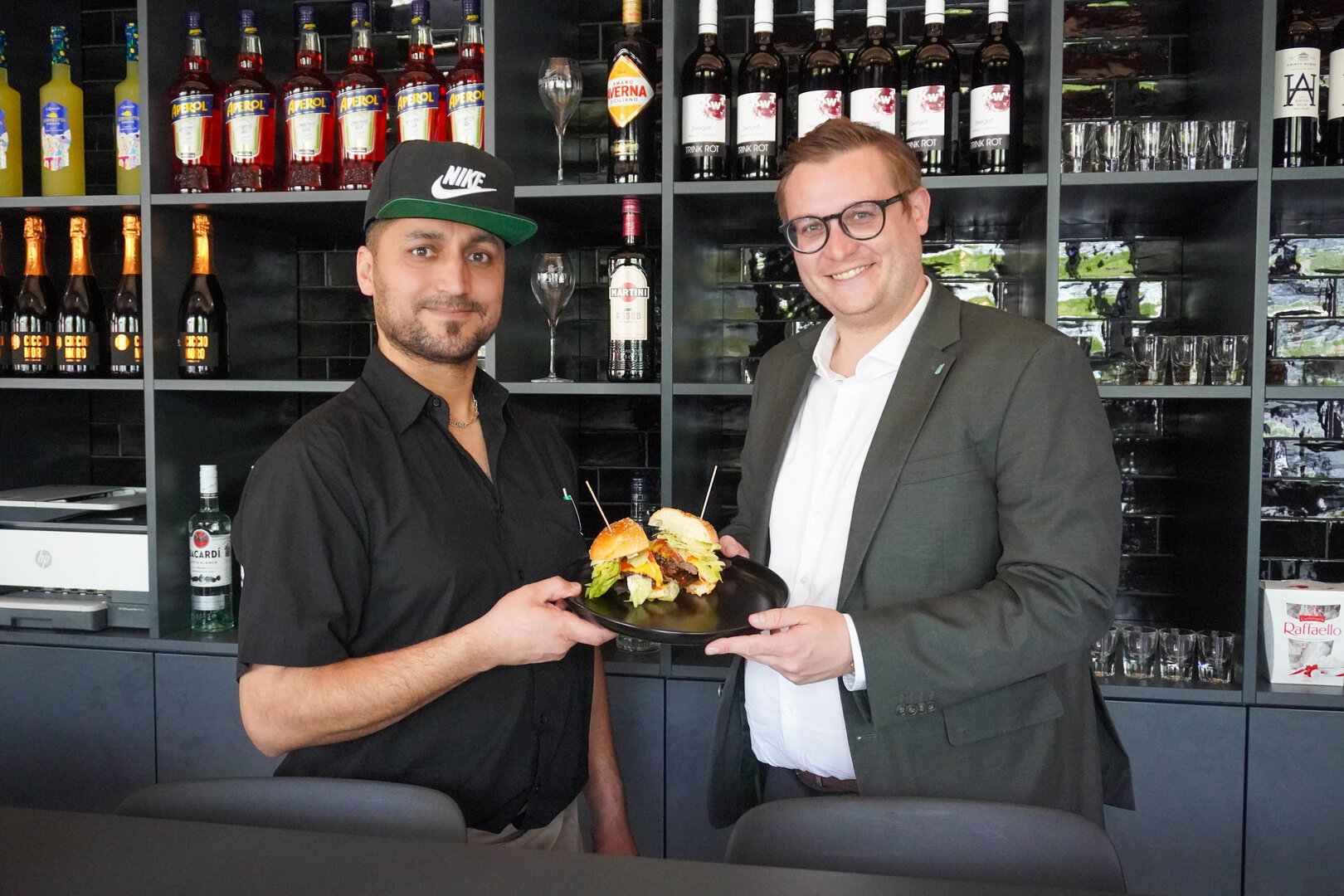 Sameer Noori begrüßte Wirtschaftsstadtrat Julian Geier in seinem Lokal „Top Burger“ am Kardinalplatz 8.