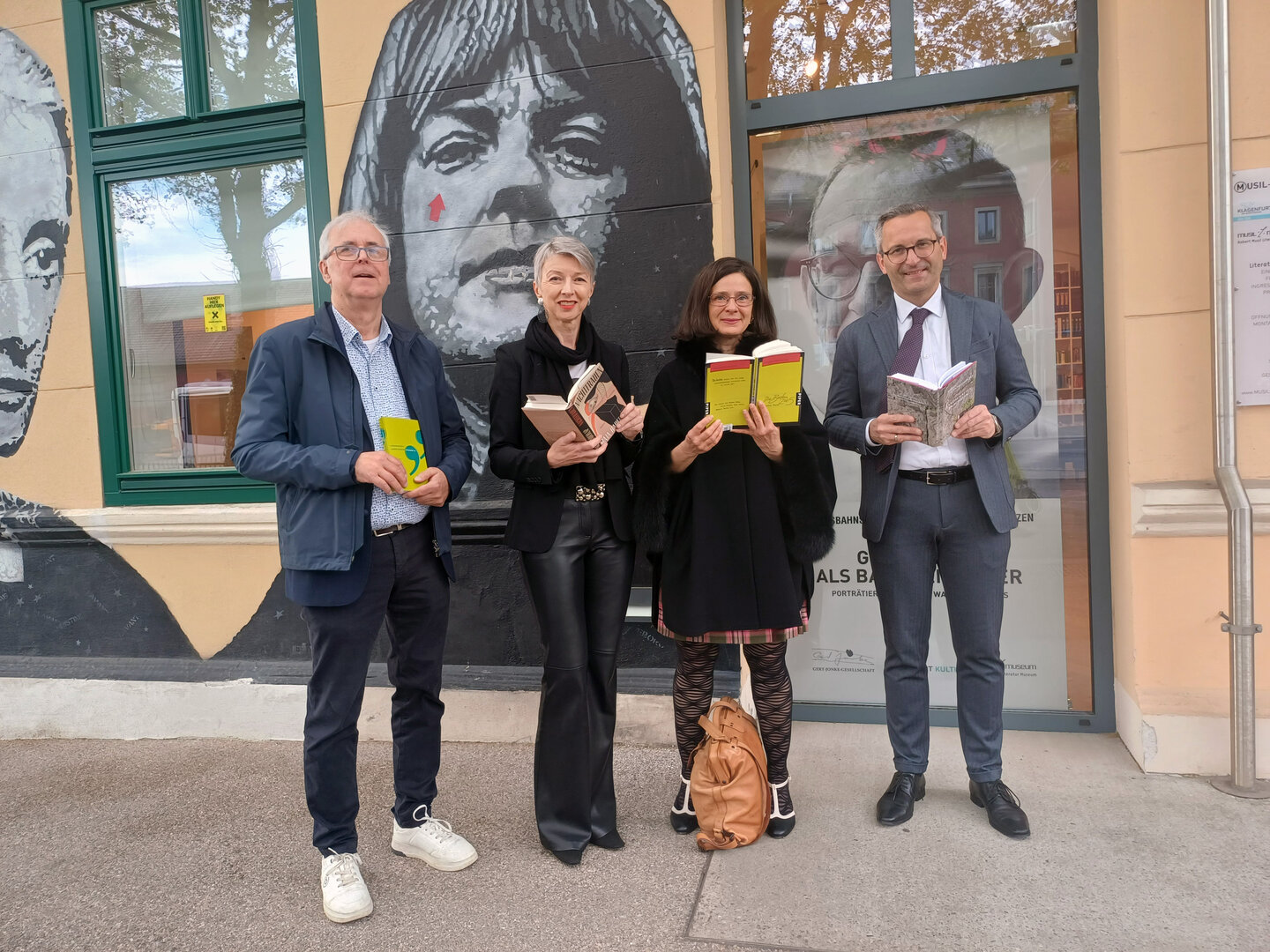 Auch Dr. Heimo Strempfl (Musilmuseums-Leiter), Landeskulturreferentin Landeshauptmann-Stellvertreterin Dr. Gaby Schaunig, Organisatorin Dr. Marlen Schachinger-Pusiol und Kulturstadtrat Mag. Franz Petritz nahmen am Lese-Flashmob teil.