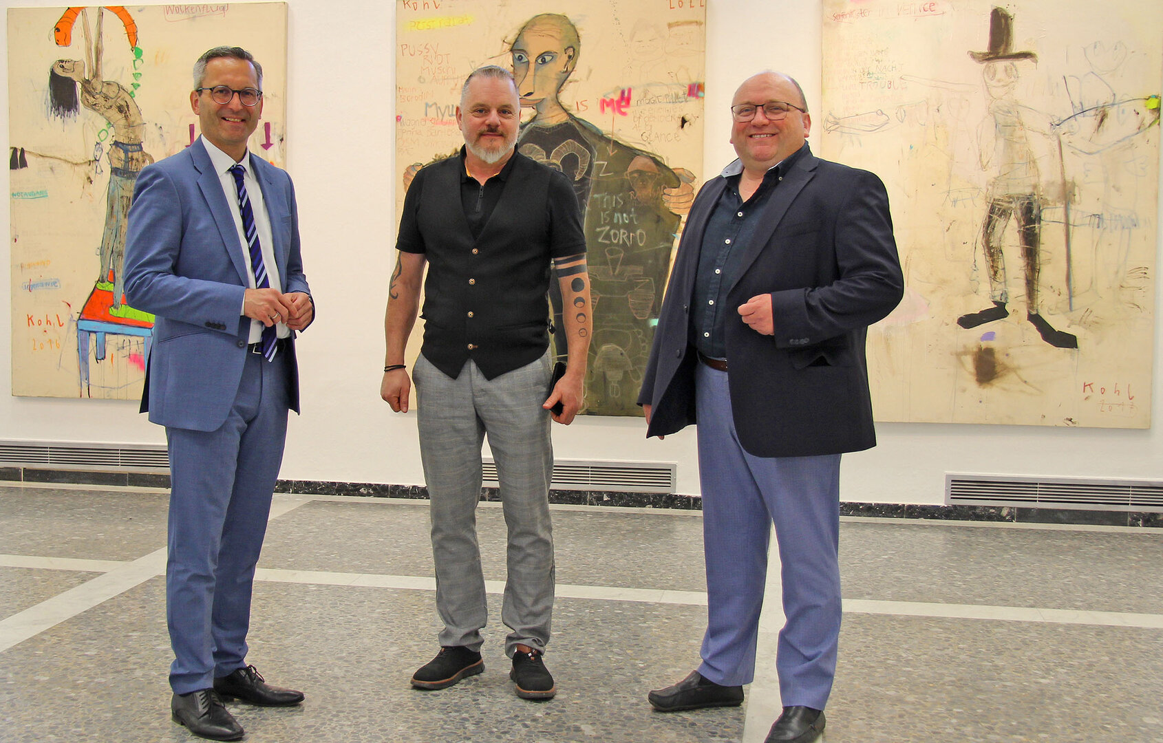 Stadtrat Mag. Franz Petritz und Kulturabteilungsleiter Mag. Alexander Gerdanovits mit dem Künstler Peter Kohl.