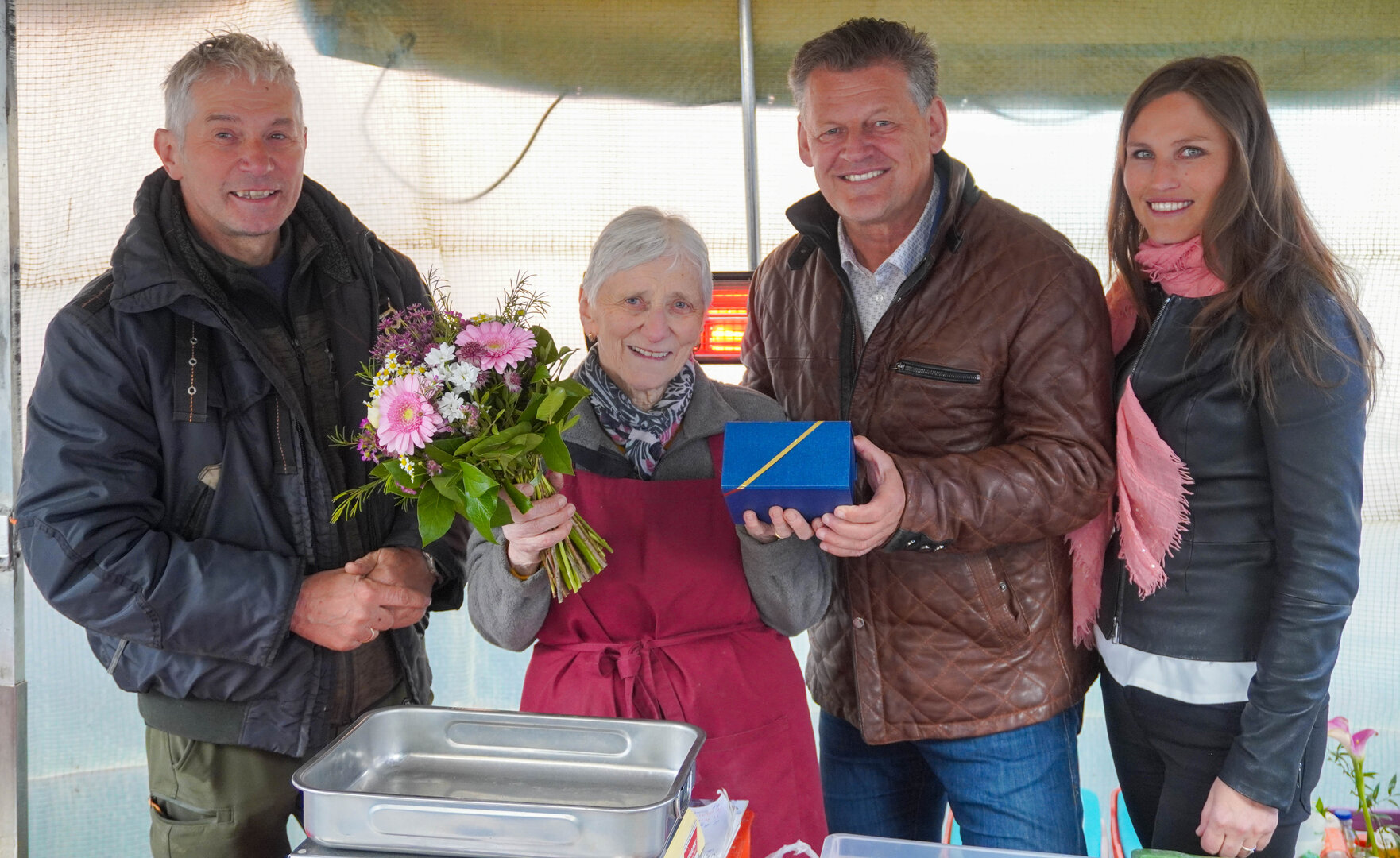 Marktreferent Bürgermeister Christian Scheider und Marktkoordinatorin Martina Derhaschnig bedankten sich bei Familie Pirmann für den jahrzehntelangen Einsatz am Benediktinermarkt. Bürgermeister Scheider überreichte Maria Pirmann an ihrem letzten Tag am Benediktinermarkt den Steinernen Fischer. Foto: StadtKommunikation/Zechner
