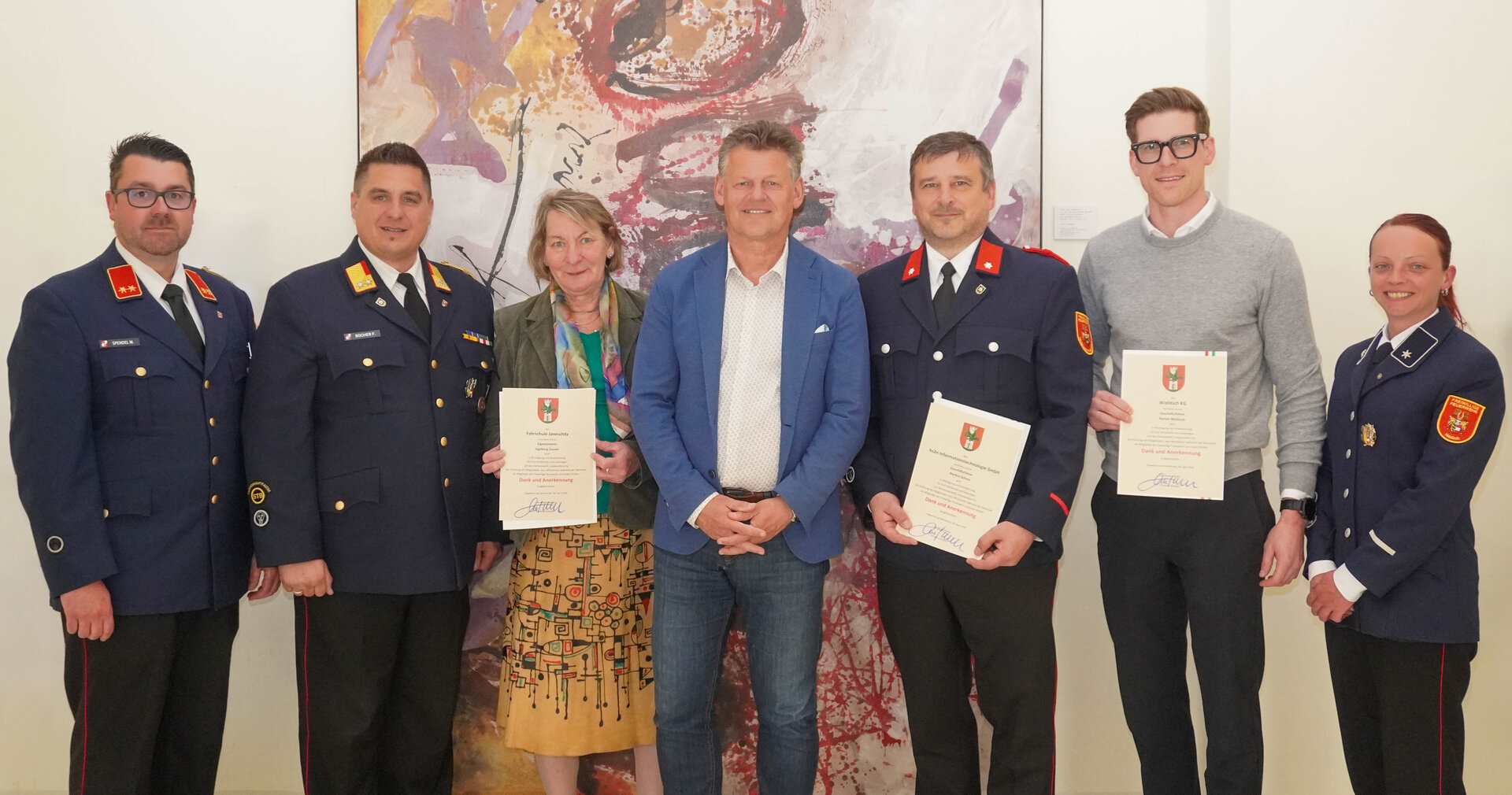 Feuerwehrreferent Bürgermeister Christian Scheider sprach gemeinsam mit dem geschäftsführenden Bezirksfeuerwehrkommandant Franz Socher (Kommandant FF Hauptwache) und Martin Spendel (Kommandant FF Haidach) den Betrieben Dank und Anerkennung aus und überreichte die Urkunden. V.l.n.r. Martin Spendel (Kommandant FF Haidach), geschäftsführenden Bezirksfeuerwehrkommandant Franz Socher (Kommandant FF Hauptwache), Ingeborg Zauner (Eigentümerin Fahrschule Janeschitz), Bürgermeister Christian Scheider, Markus Schoas (GF hs2n Informationstechnologie GmbH), Florian Wielitsch (GF Wielitsch KG) und Christine Fuchs (Mitglied FF Haidach) Foto: StadtKommunikation/Zechner