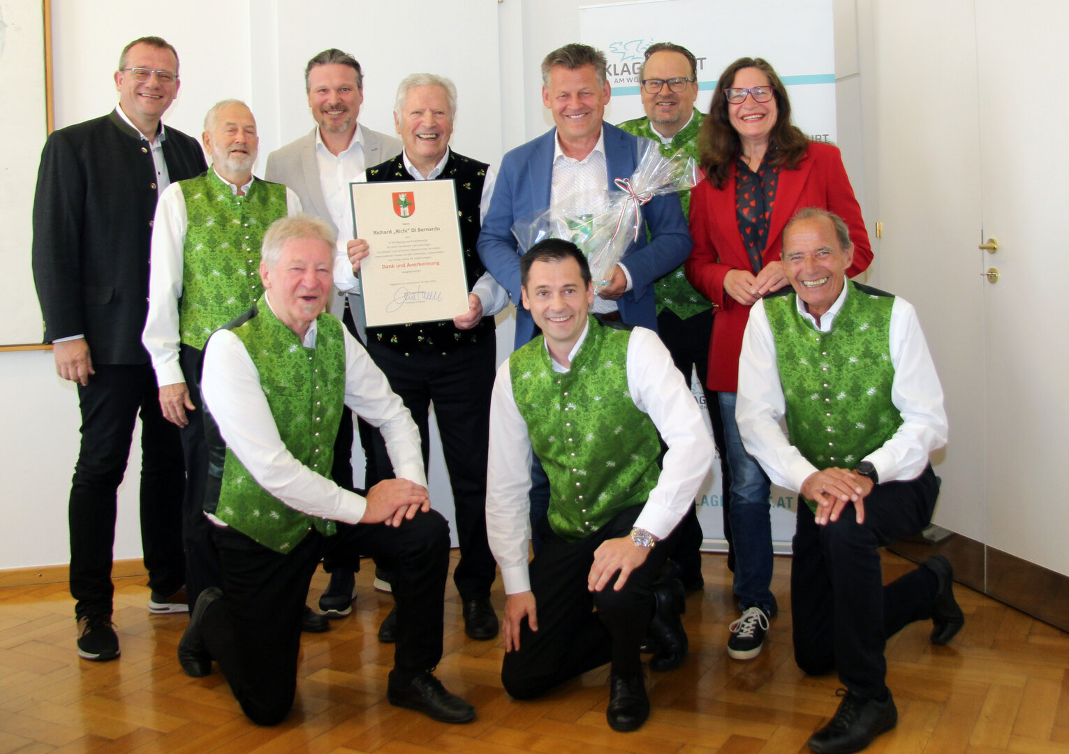 Wolfgang König, Gemeinderat Wolfgang Germ, Bürgermeister Christian Scheider und Stadträtin Constance Mochar ließen gemeinsam mit dem Männerdoppelsextett Klagenfurt Richi Di Bernardo hochleben.