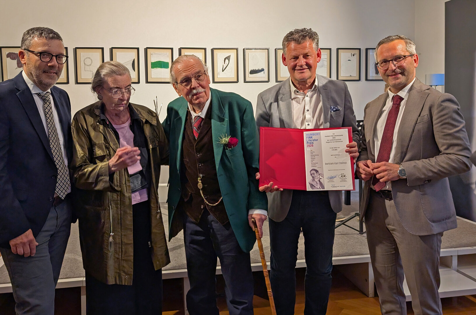 Bertram Karl Steiner erhielt von Bürgermeister Christian Scheider den Humbert-Fink-Preis im Beisein von Kulturreferent Stadtrat Mag. Franz Petritz und GR Mag. Manfred Jantscher.   Foto: Büro StR. Petritz