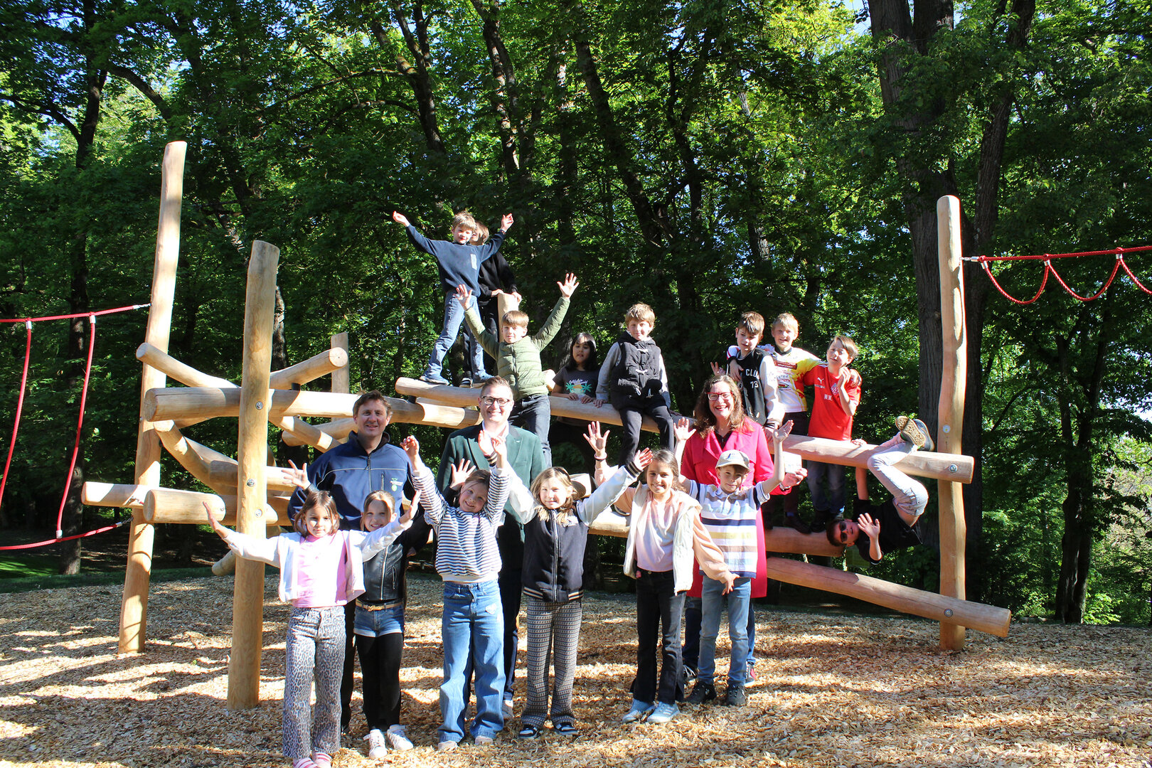 Einige Schülerinnen und Schüler der VS 1 Am Kreuzbergl haben den Spielplatz bereits auf Herz und Nieren getestet. Mit dabei waren Stadtrat Julian Geier, Stadträtin DI Constance Mochar und DI Ingo Weber von der Abteilung Stadtgarten.   Foto: SK/Glinik