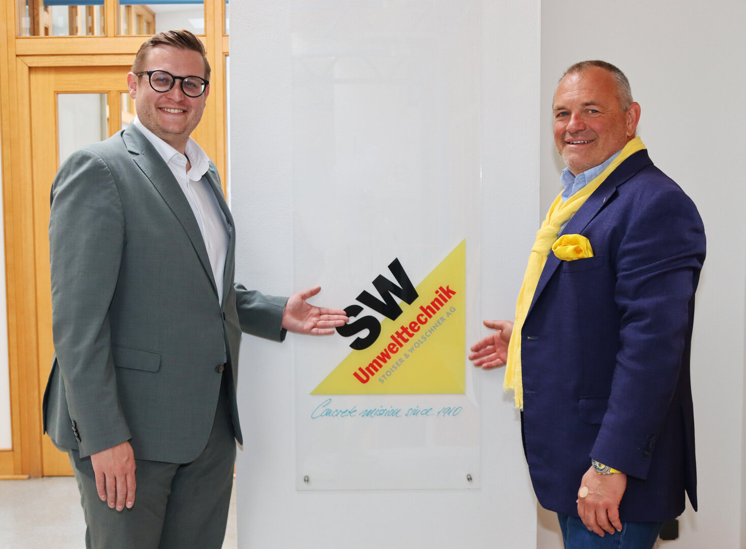 Wirtschaftsreferent Stadtrat Julian Geier besuchte das Traditionsunternehmen „SW Umwelttechnik Stoiser & Wolschner AG“ und war mit dem Vorstandsmitglied Klaus Einfalt im Austausch. Foto: StadtKommunikation/Buchner