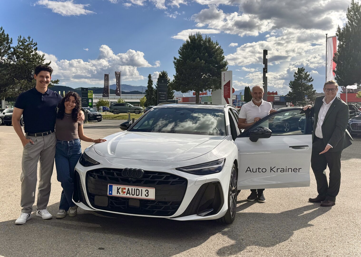Wirtschaftsreferent Stadtrat Julian Geier besuchte den Geschäftsführer von Auto Krainer, Ing. Günther Krainer, in der Völkermarkterstraße 184, wo auch seine Kinder Lea und Moritz beruflich tätig sind. Foto: StadtKommunikation/Buchner